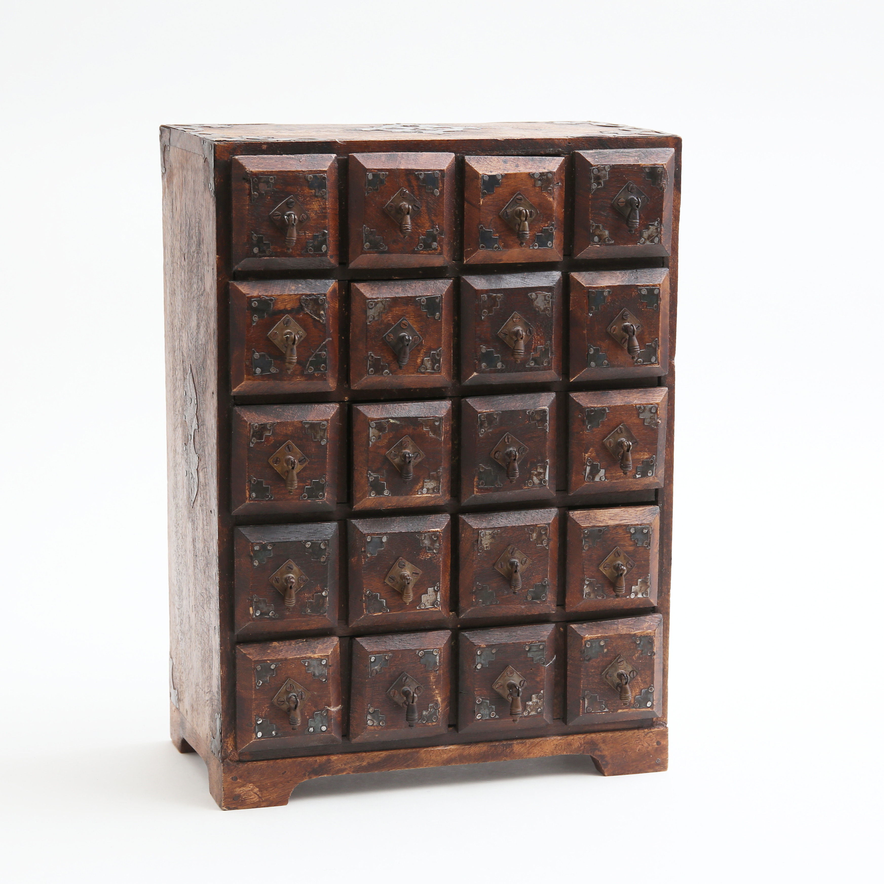 KRYDDSKÅP, trä, 20 lådor med metall-kläppar, Indien.