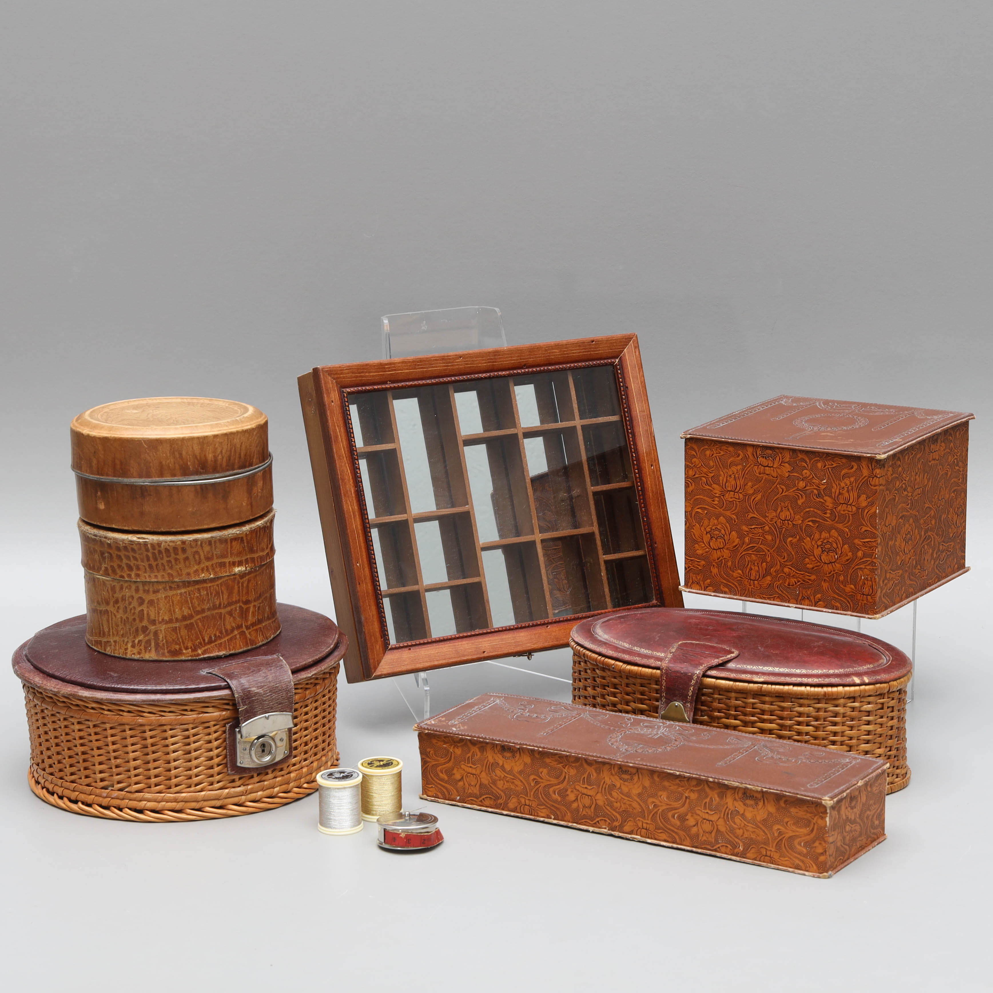 SKRIN & ASKAR, papp, korg samt läder, 7 delar, 1800/1900-tal.