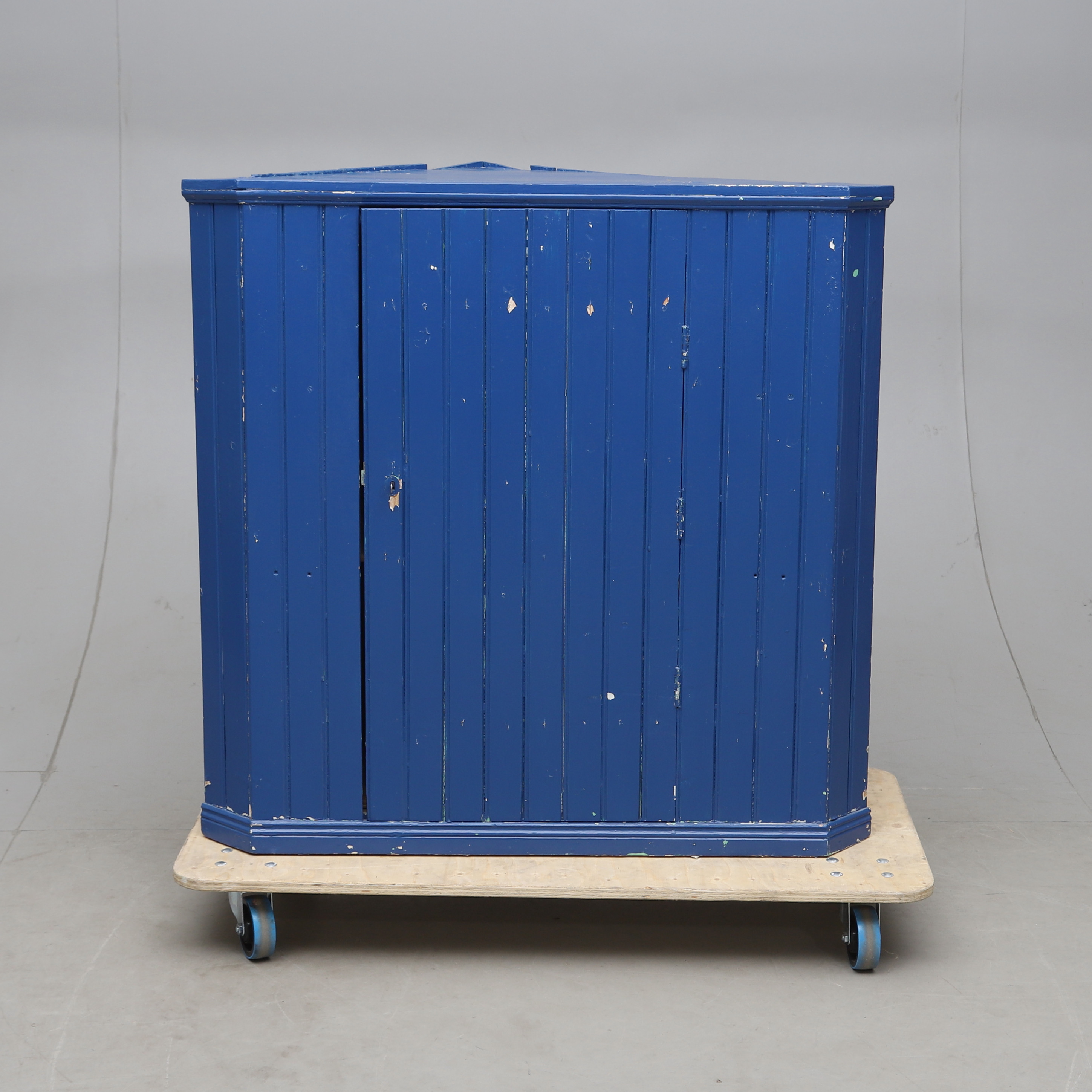 HÖRNSKÅP, bemålad furu, 1900-tal.