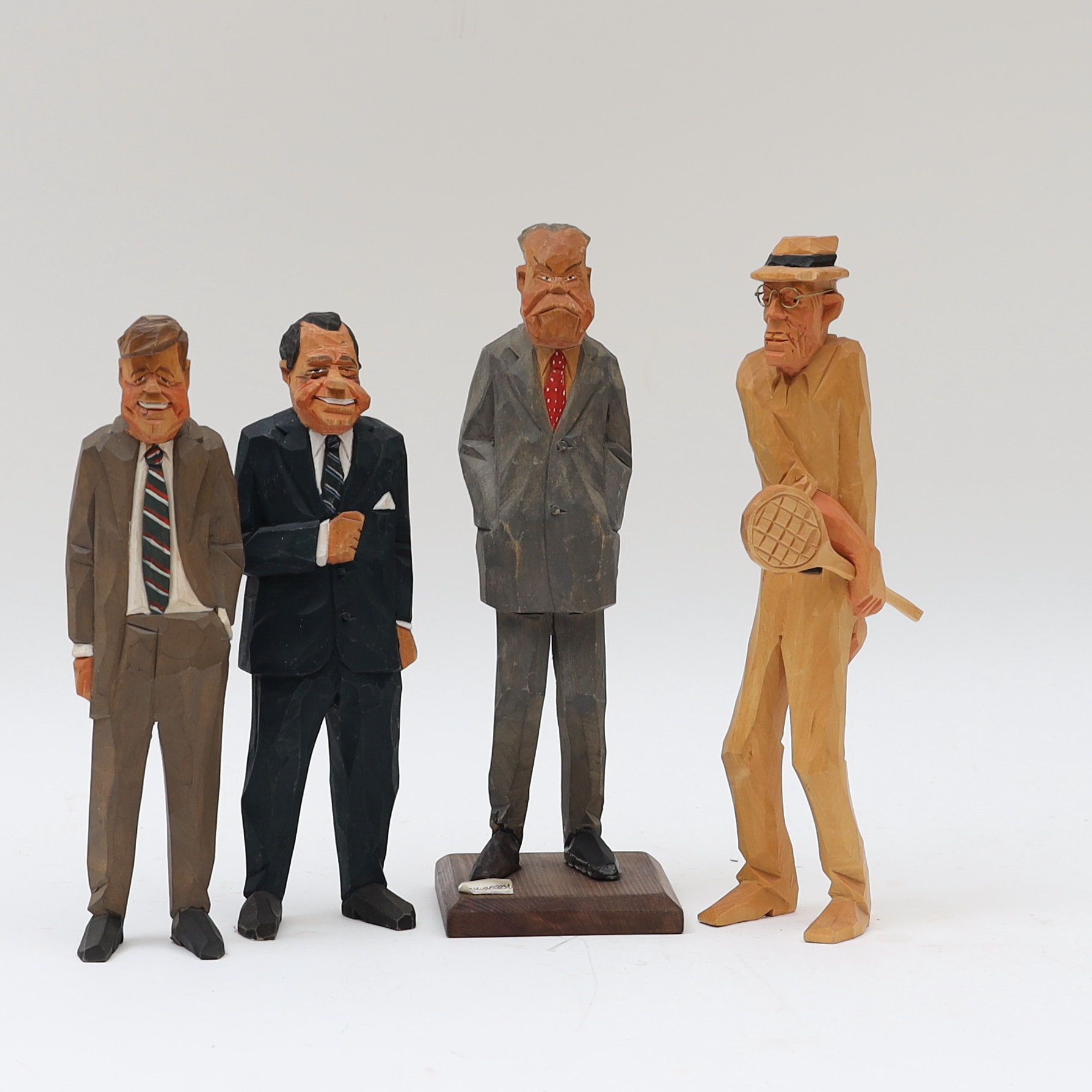 TRÄFIGURER, 4 stycken, delvis signerade Gunarsson, bland annat föreställande Gustav V.