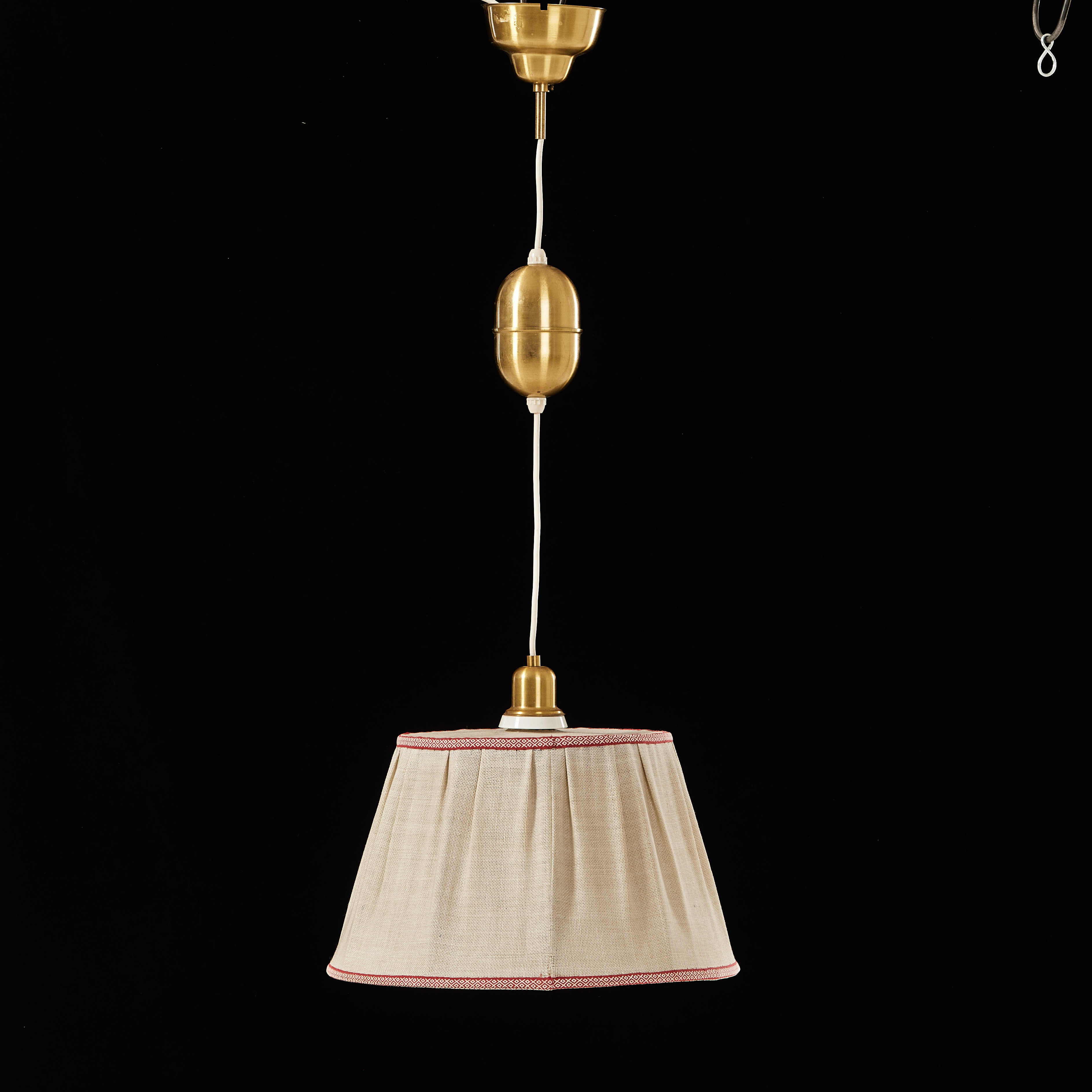 TAKLAMPA, med hissfunktion, ASEA, modell E2102, handsydd skärm i linneväv, fodrad samt kantad med bomullsband, ca 1960-tal.