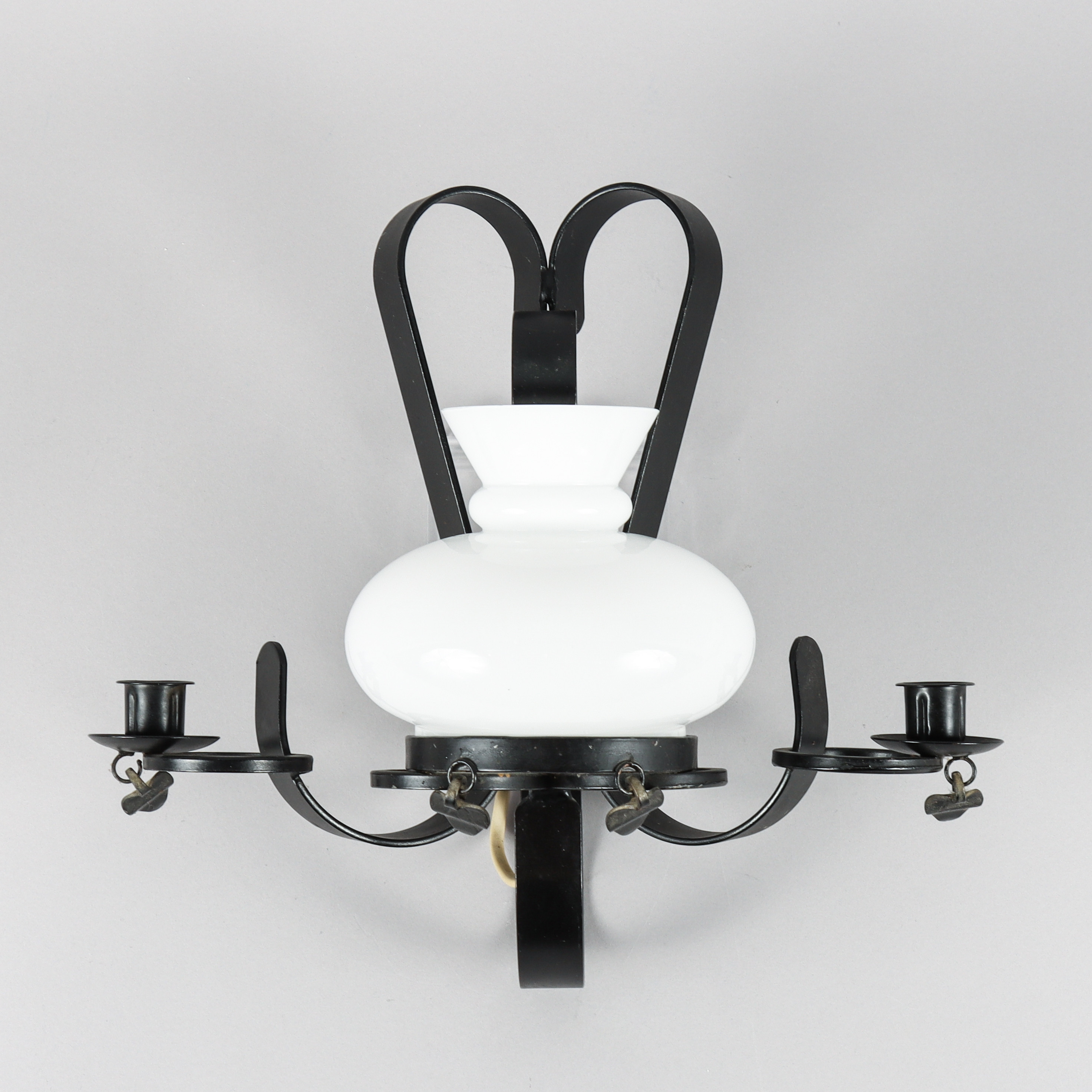 VÄGGLAMPA smide med glaskupa.