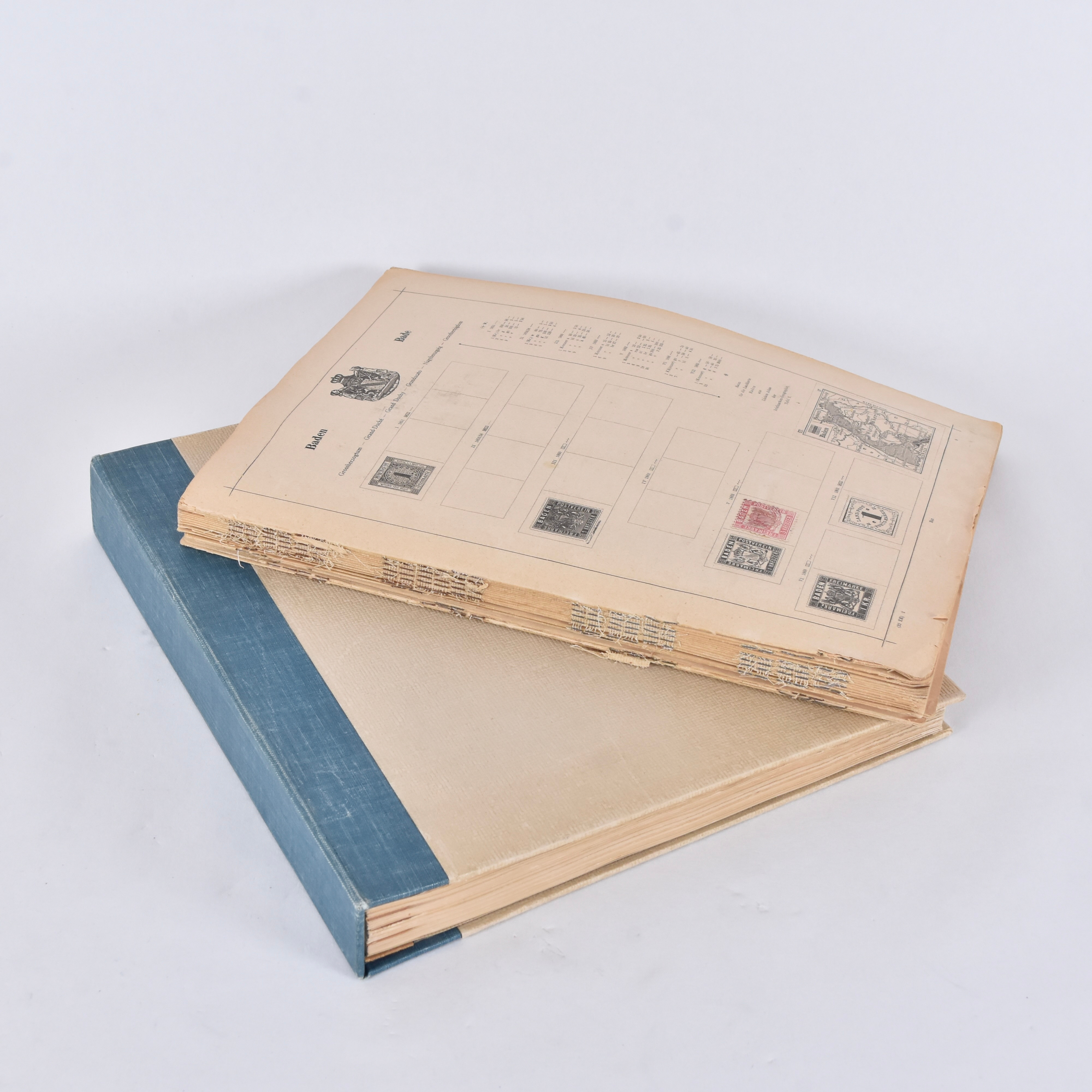 FRIMÄRKSALBUM, Norden, 18/1900-tal, medföljer lösa blad från album, Hela världen.