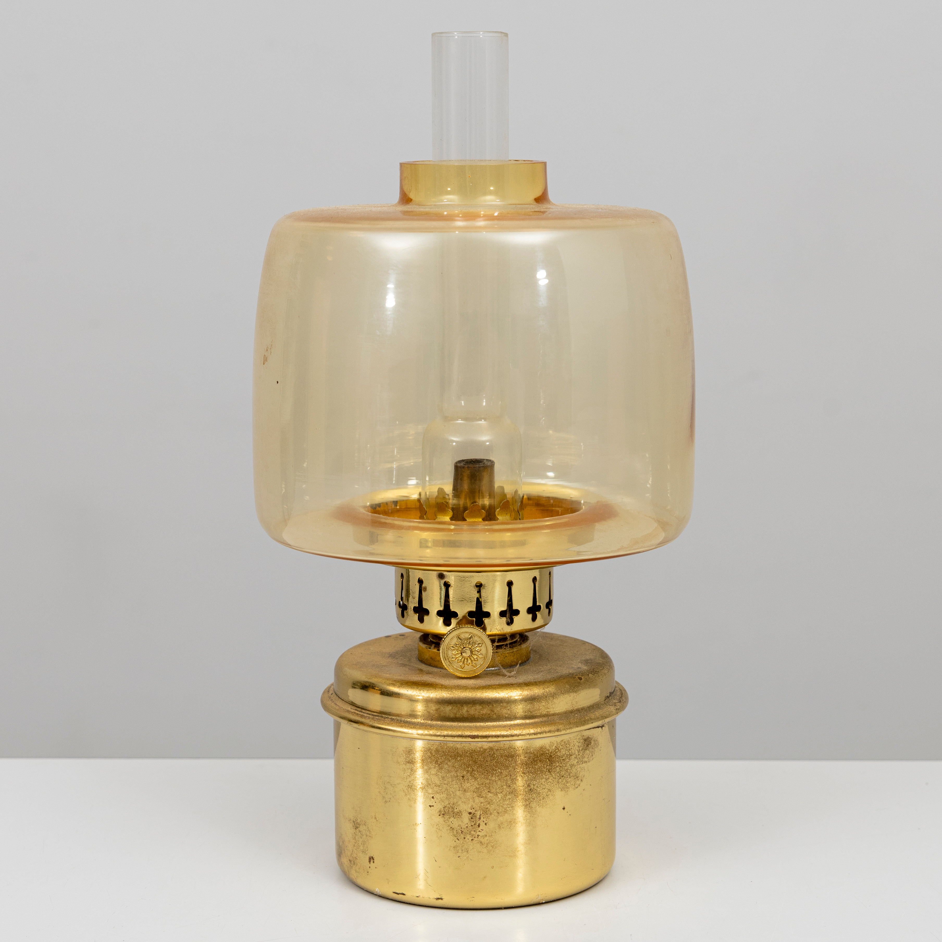 HANS-AGNE JAKOBSSON. fotogenlampa, mässing och glas, Markaryd.