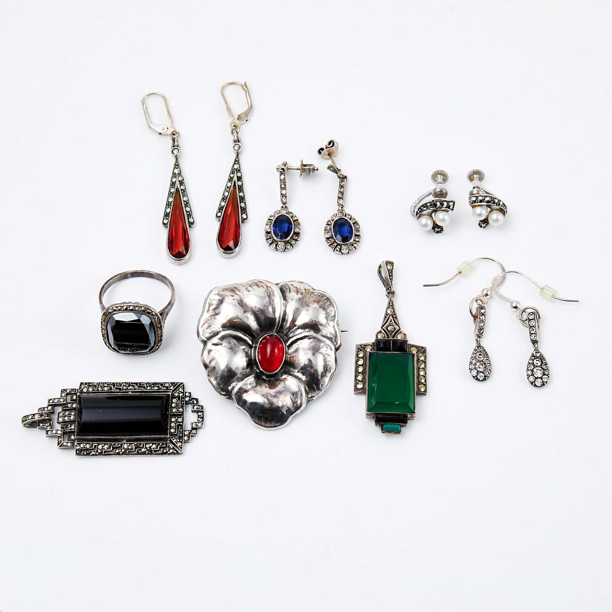 BROSCH, HÄNGEN, 2 st, RING, ÖRHÄNGEN, 4 par, silver, 1900-talets första hälft, grön samt svart agat, hematit, odlade pärlor, karneol, strass, glas, markasiter, bl.a. svenska kontroll- samt importstämplar.