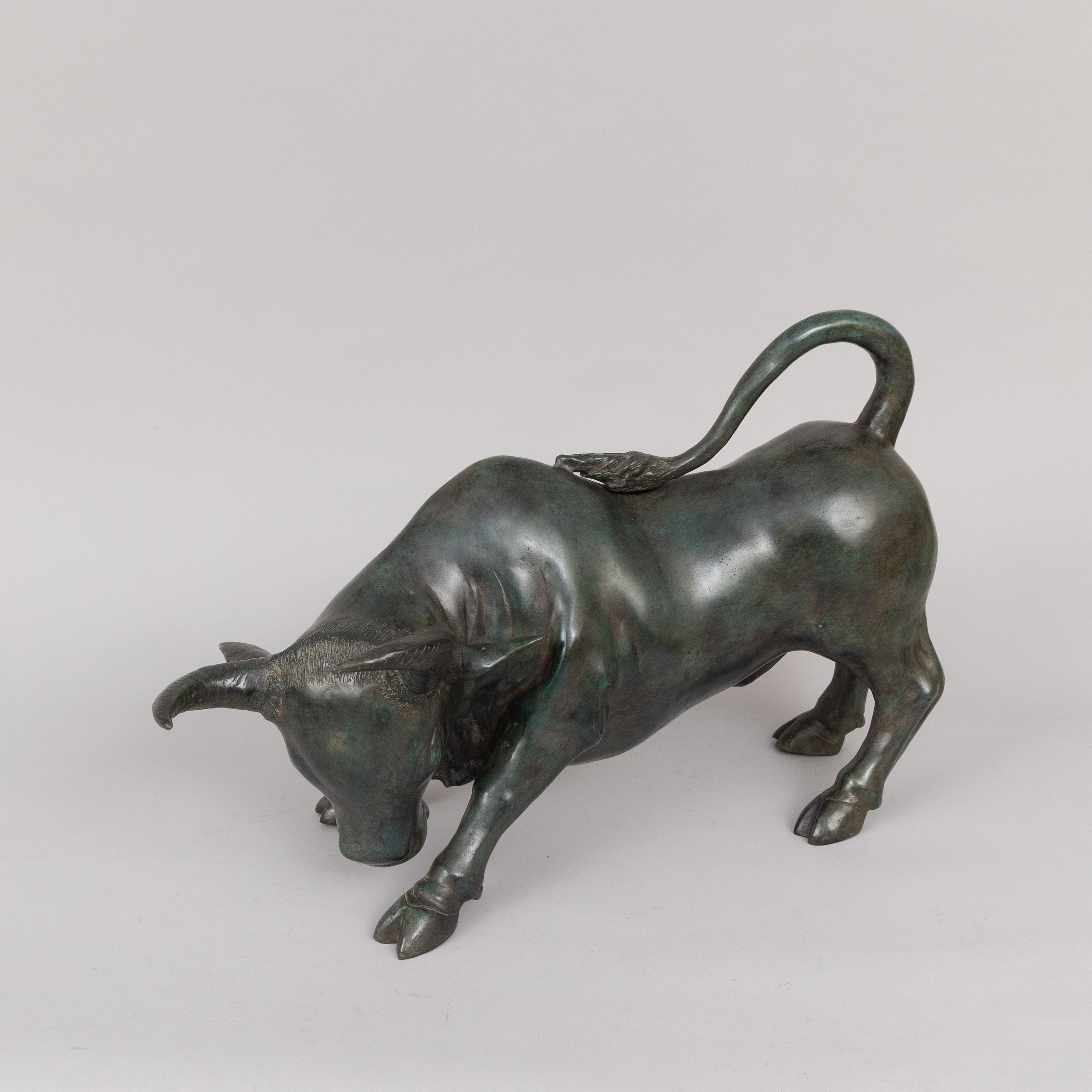 SKULPTUR, "Fighting Bull", grönpatinerad brons, Art People Gallery Sweden, Stämplad APG.