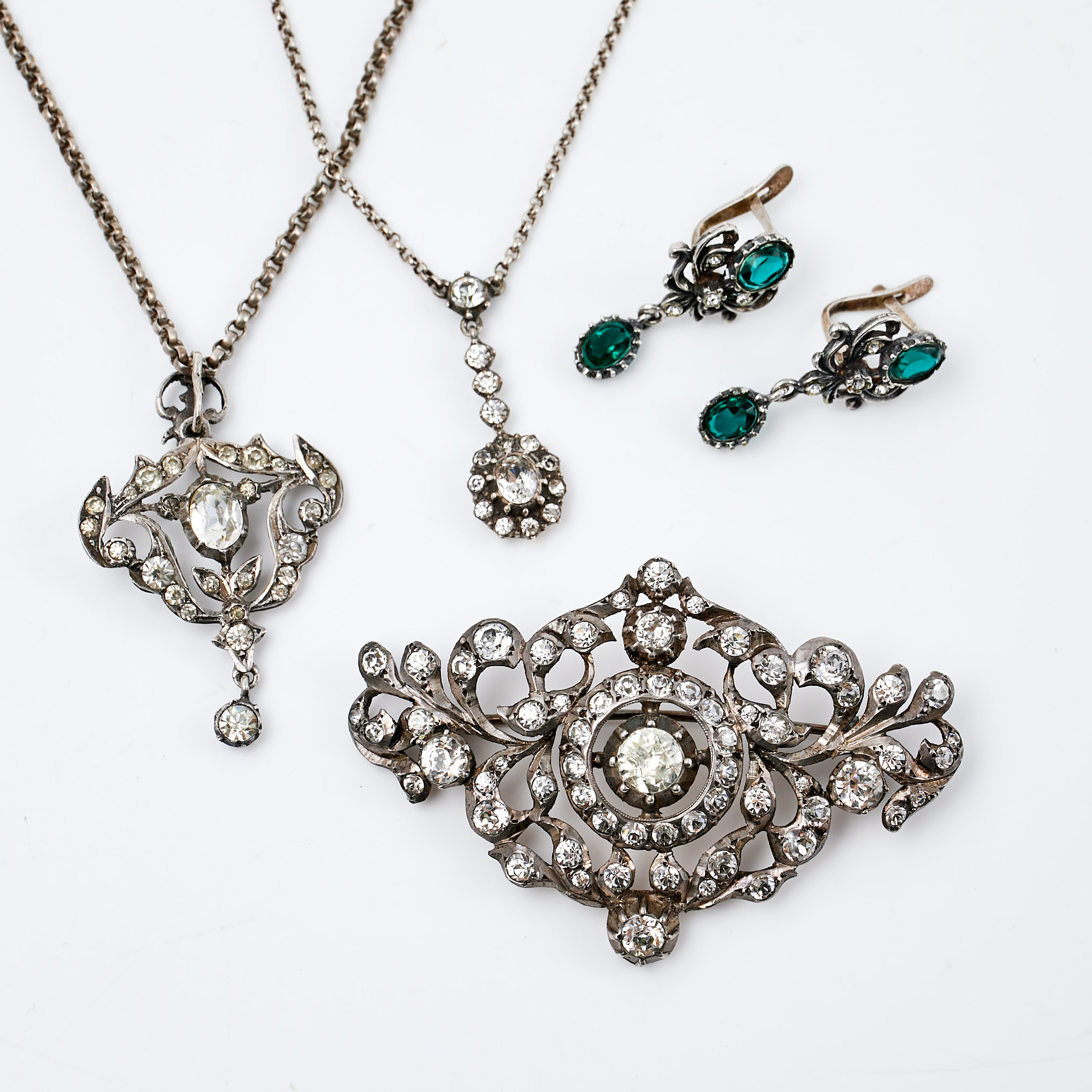 BROSCH, HALSBAND, 2 st, ÖRHÄNGEN, 1 par, silver samt strass, tidigt 1900-tal, svenska kontroll- samt importstämplar.