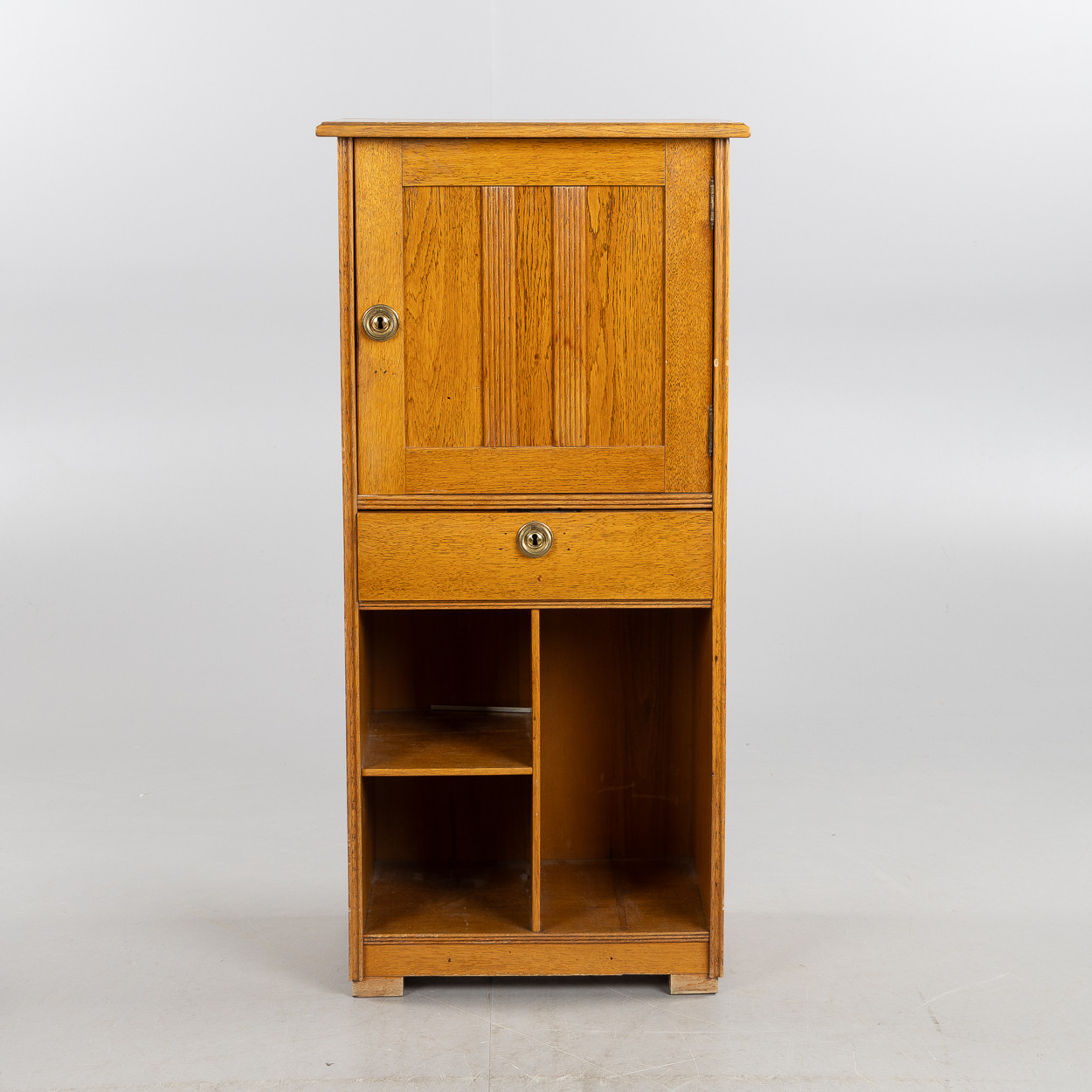 SKÅP, jugend, ek, 1900-talets början.