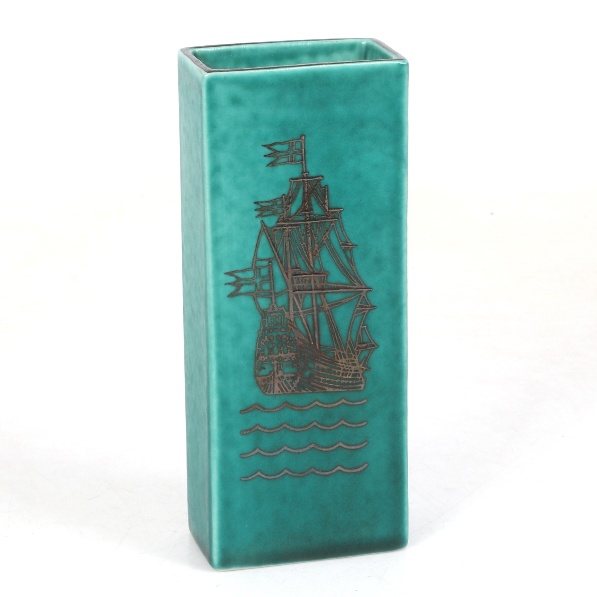 WILHELM KÅGE. Vas, "Argenta", dekor med skeppet Vasa - 1628. Gustavsberg. 1900-tal.