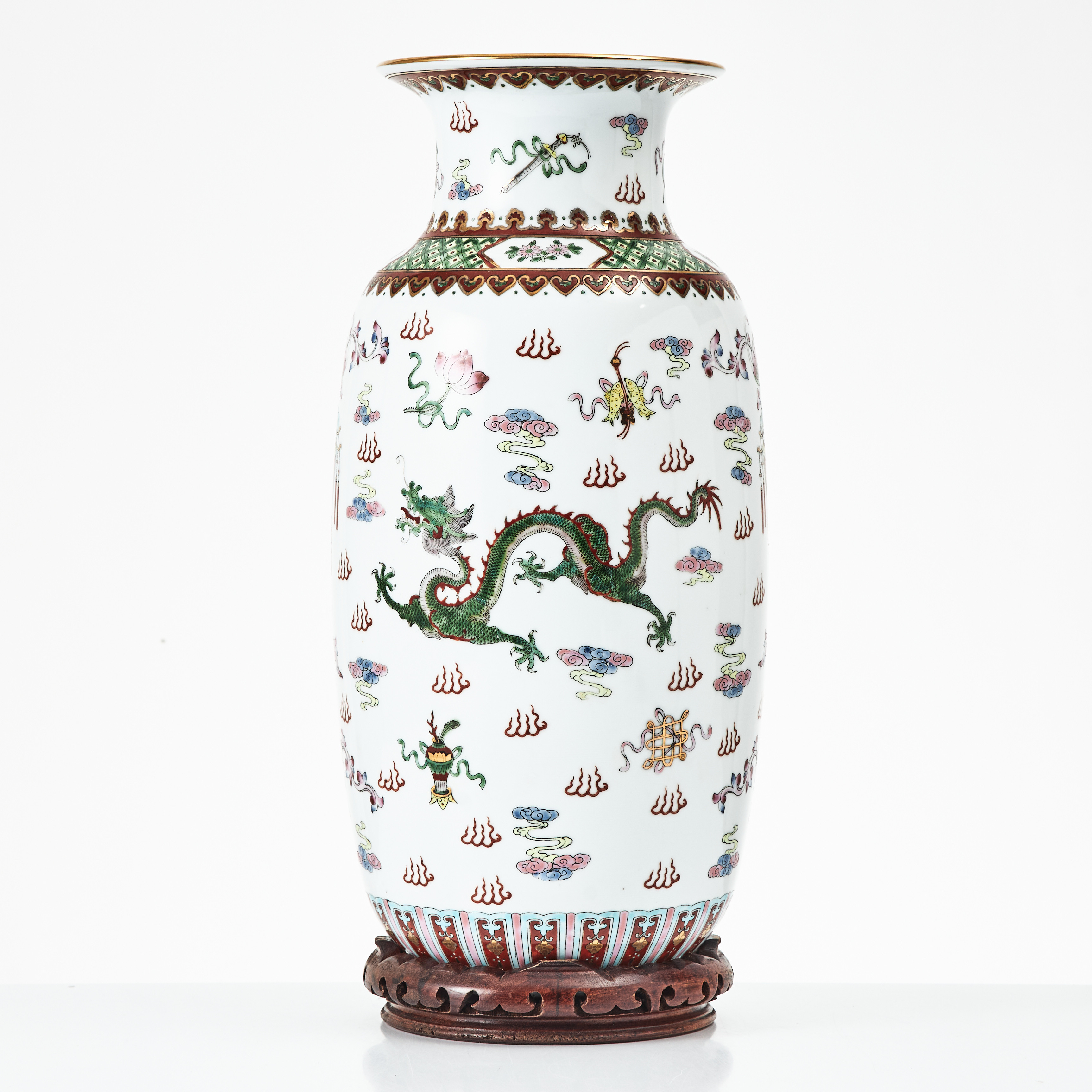 URNA, polykrom dekor av drake och blommor mot vit bakgrund, med förgyllda detaljer, stämplad Made in China, 1900-talets slut.