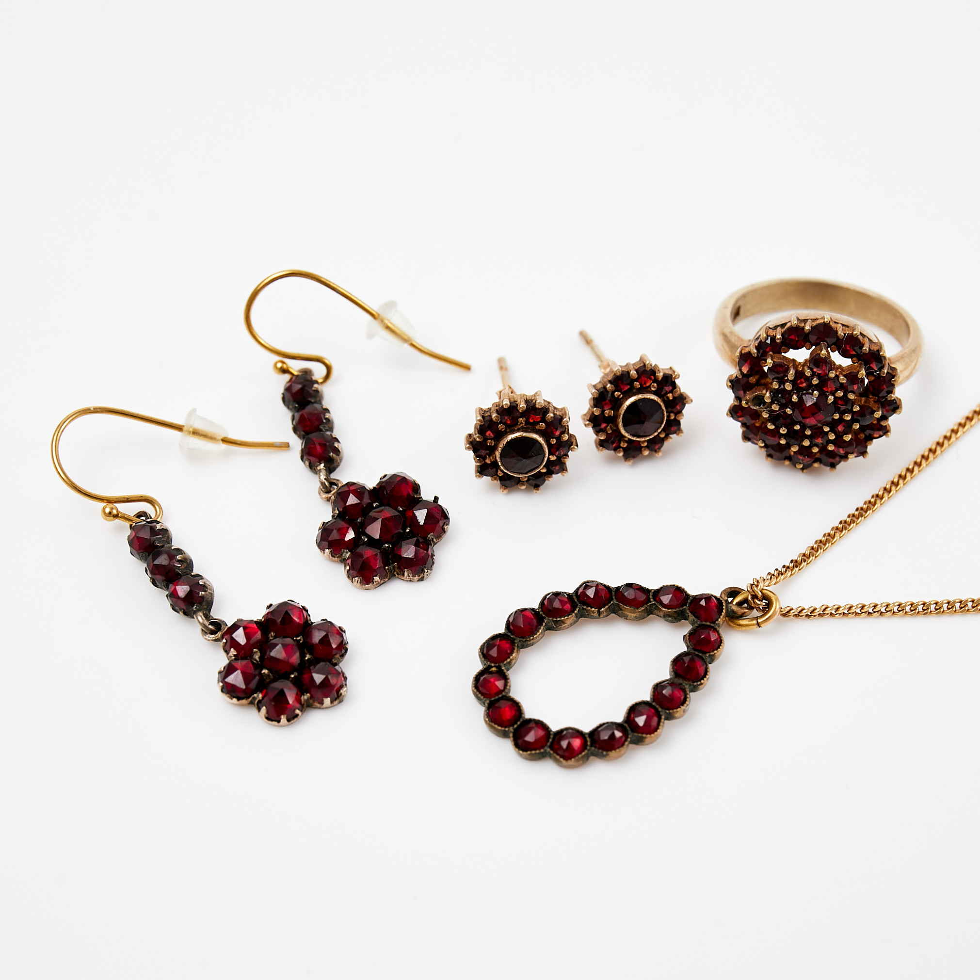 HALSBAND, RING, ÖRHÄNGEN, 2 par, förgylld metall, dekor av granater, 1900-tal.