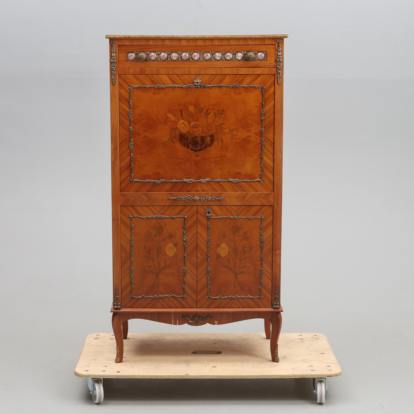 SKRIVSKÅP, rokokostil, 1900-talets andra hälft.