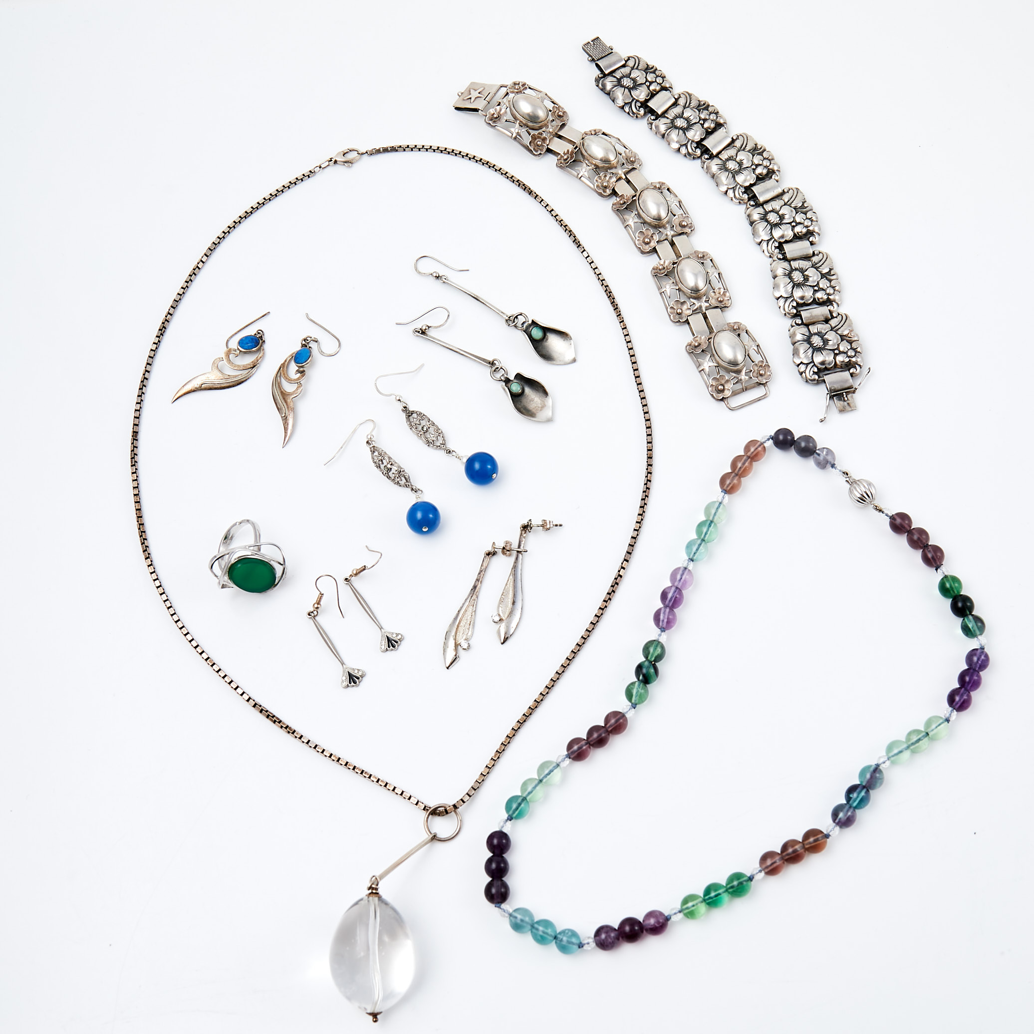 HALSBAND, 2 st, ARMBAND, RING, ÖRHÄNGEN, 5 par, silver, 1900-talets mitt, fluorit, bergkristall, grön agat, sodalit, turkos, strass, odlade pärlor, glas.