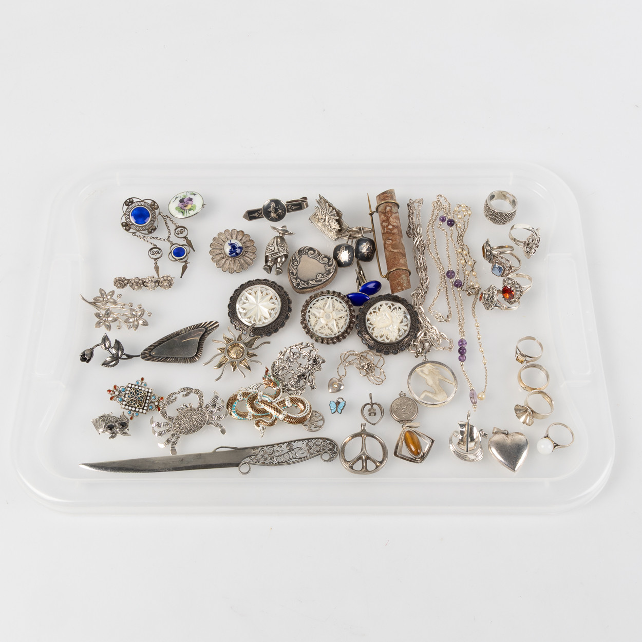 SAMLING SMYCKEN, huvudsakligen i silver. Bl.a. Alton.