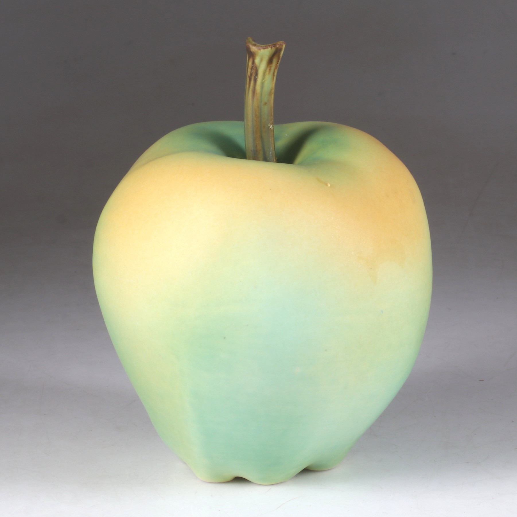 KERSTIN HÖRNLUND. Skulptur i form av äpple, keramik, ur serien "Kivik", signerad. Rörstrand. 1900-tal.