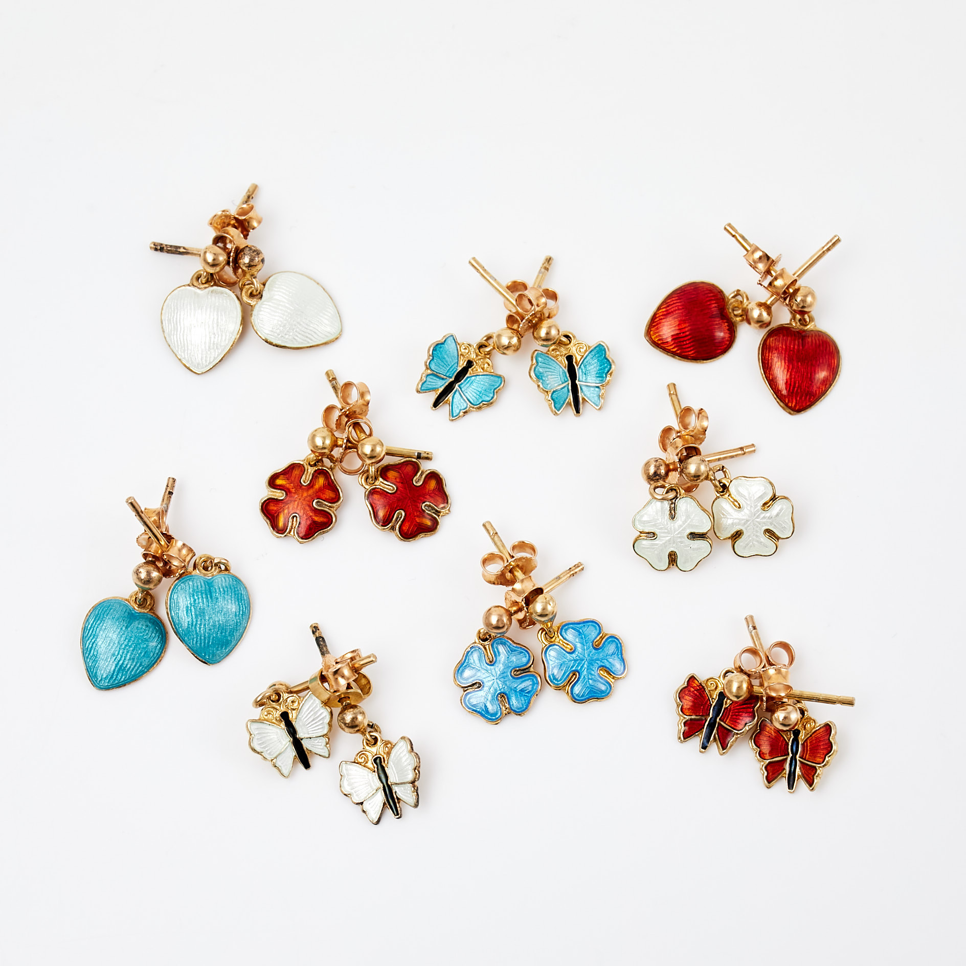 AKSEL HOLMSEN. Örhängen, 9 par, förgyllt silver, guillocherad emaljdekor, i form av fjärilar, hjärtan samt fyrklöver.