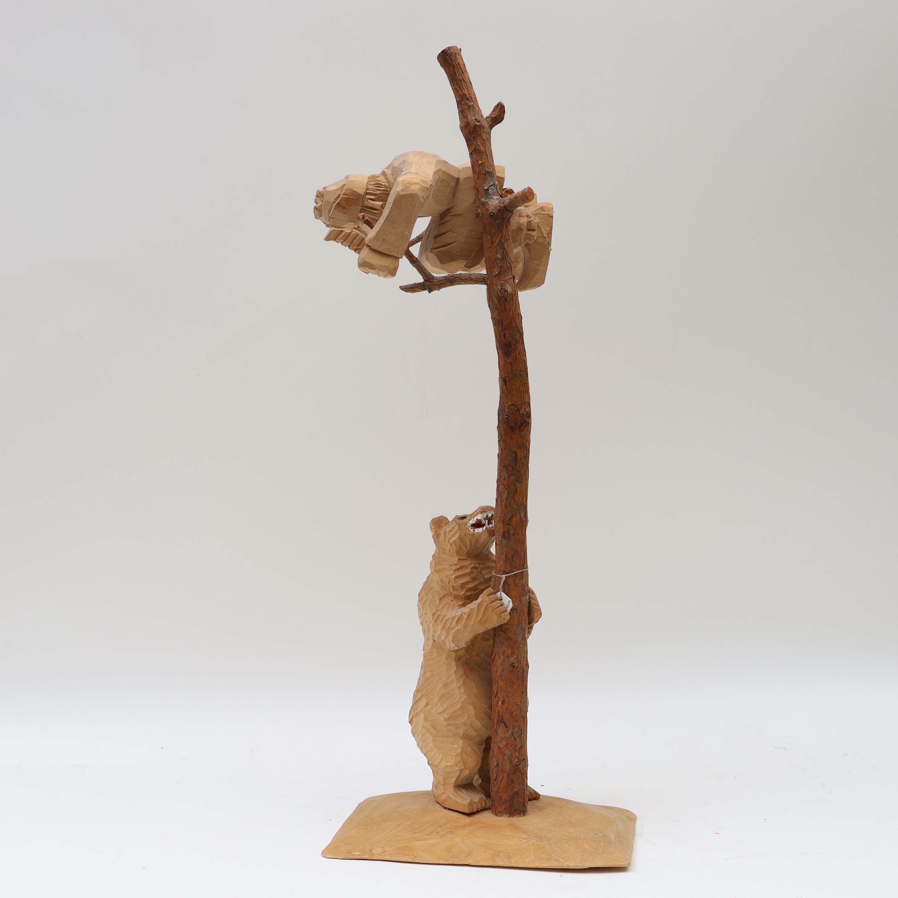 SVEN SVENSSON. Träskulptur, Man jagad av björn, signerad och daterad 1973.