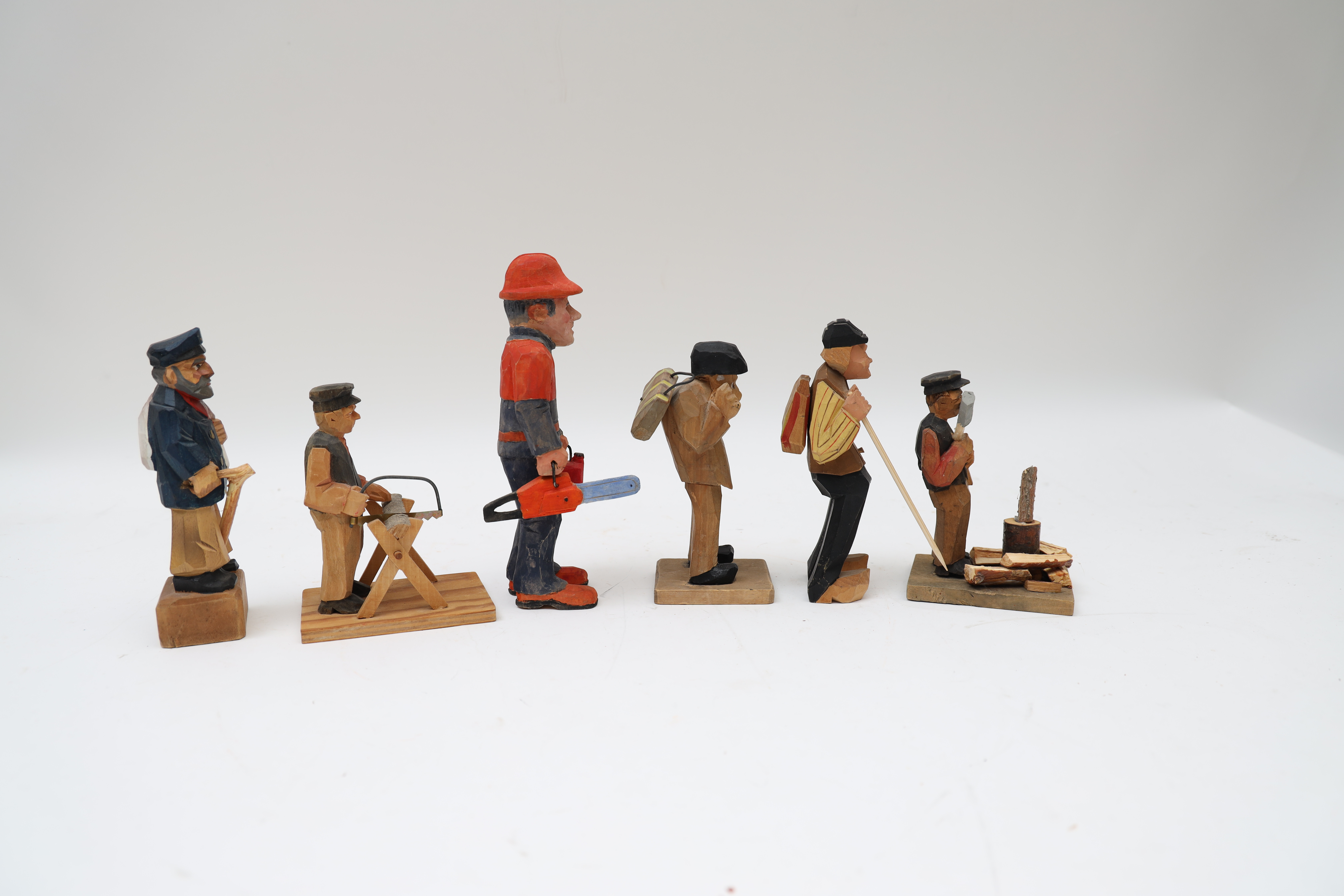 TRÄFIGURER, 6 stycken. skogsarbetare, vandare och sjöman.