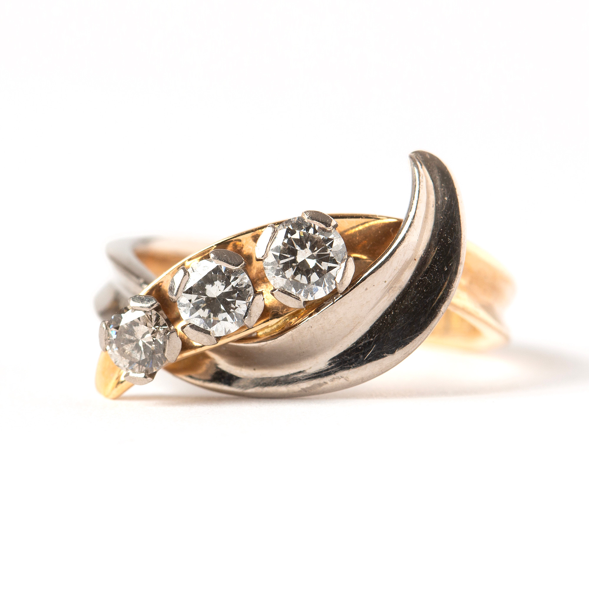 RING. 18K Guld/vitguld och briljantslipade diamanter, Jarl Sandin, 2001.