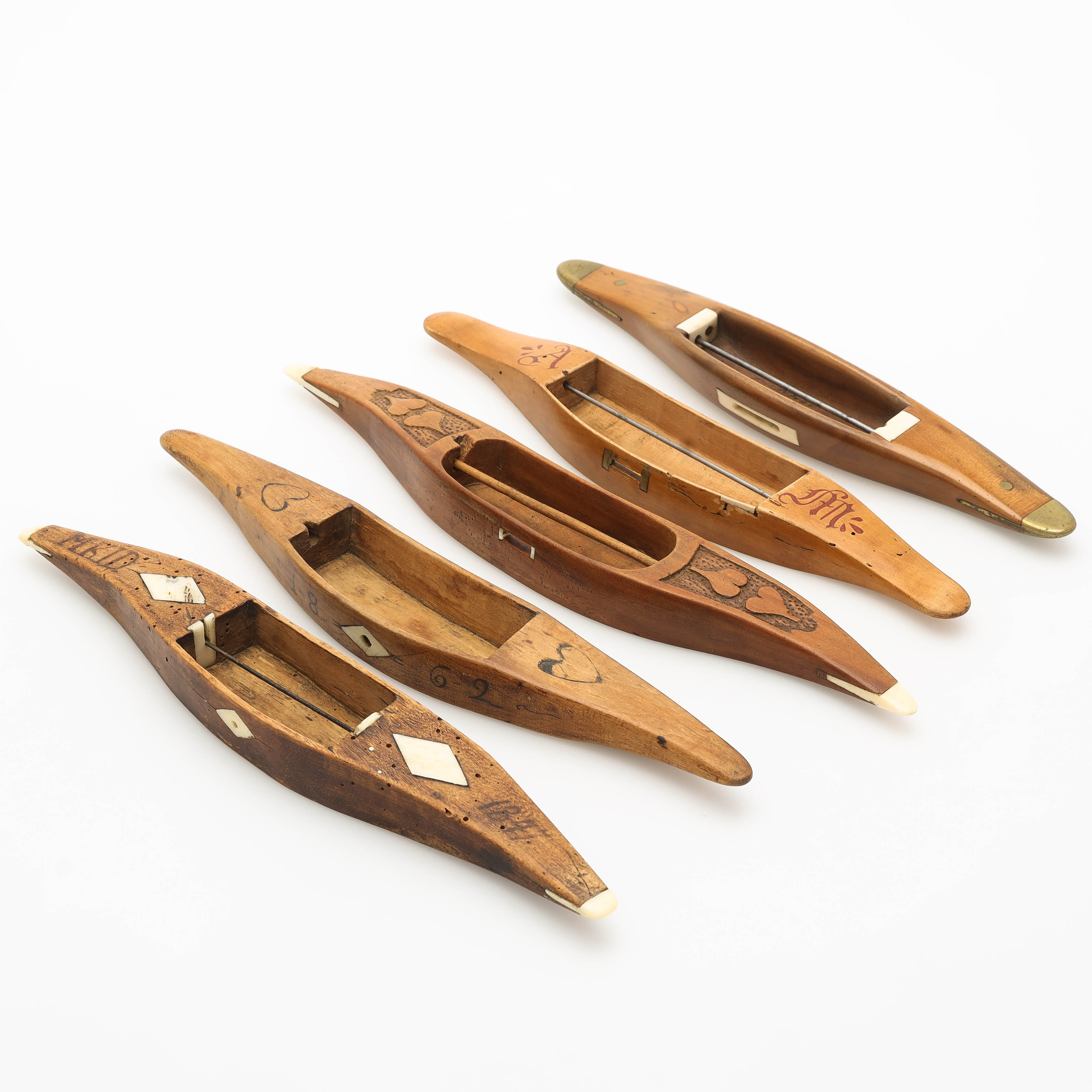 VÄVSKYTTLAR, 5 st, trä, dekorerade med ben, 1800-tal.