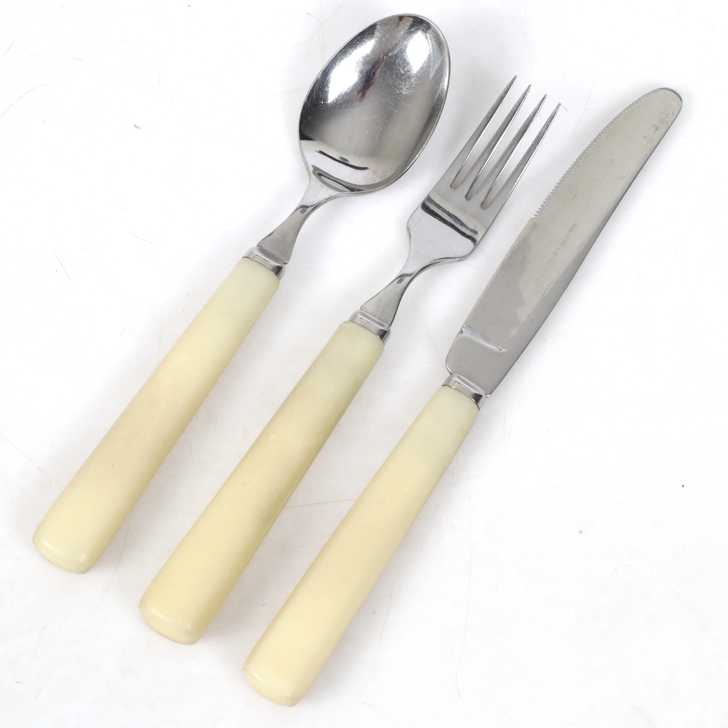 BESTICK, 54 delar, med crèmevita handtag av plast, blad av rostfritt stål. 1900-tal.