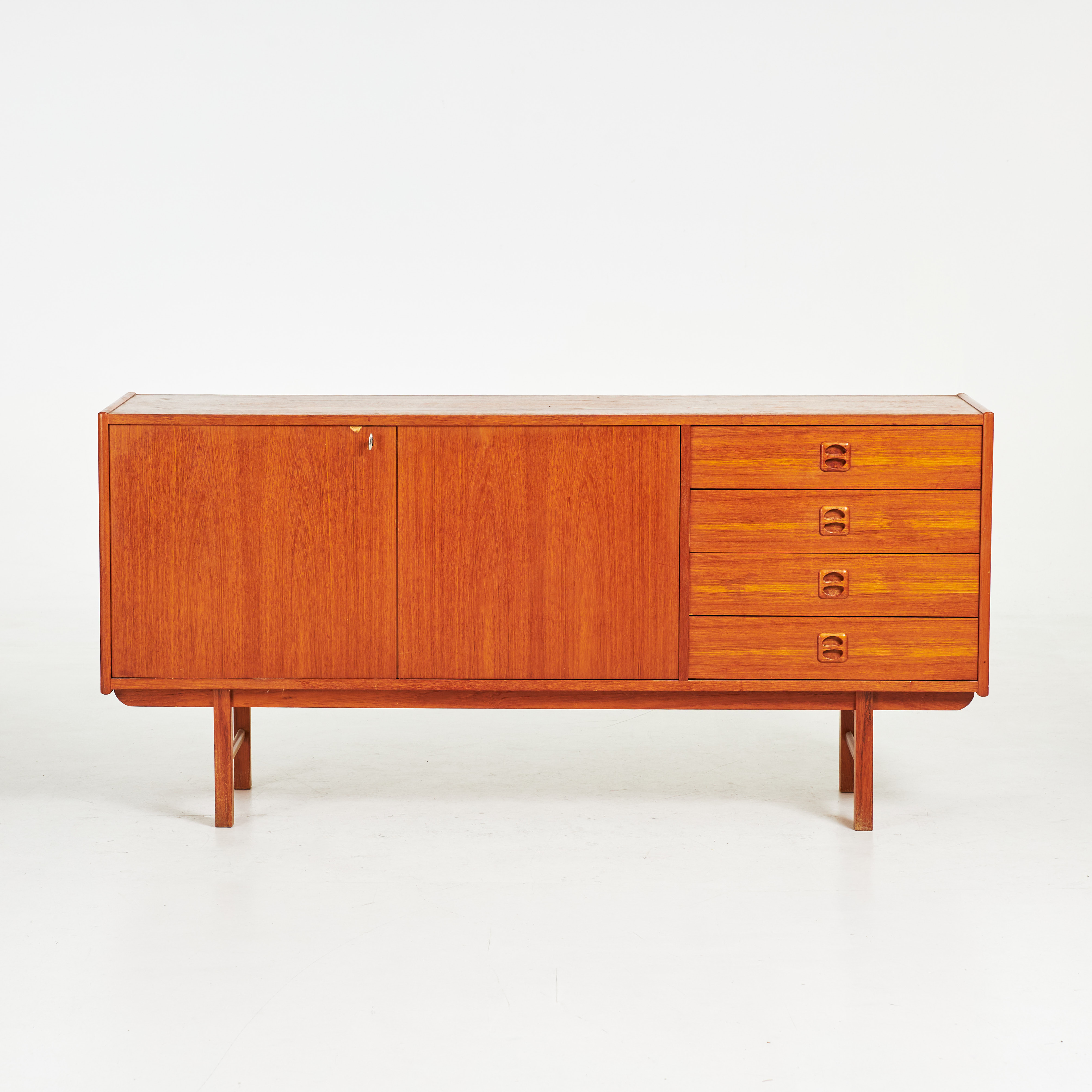 SIDEBOARD, 1900-talets mitt, inredd med hyllplan.