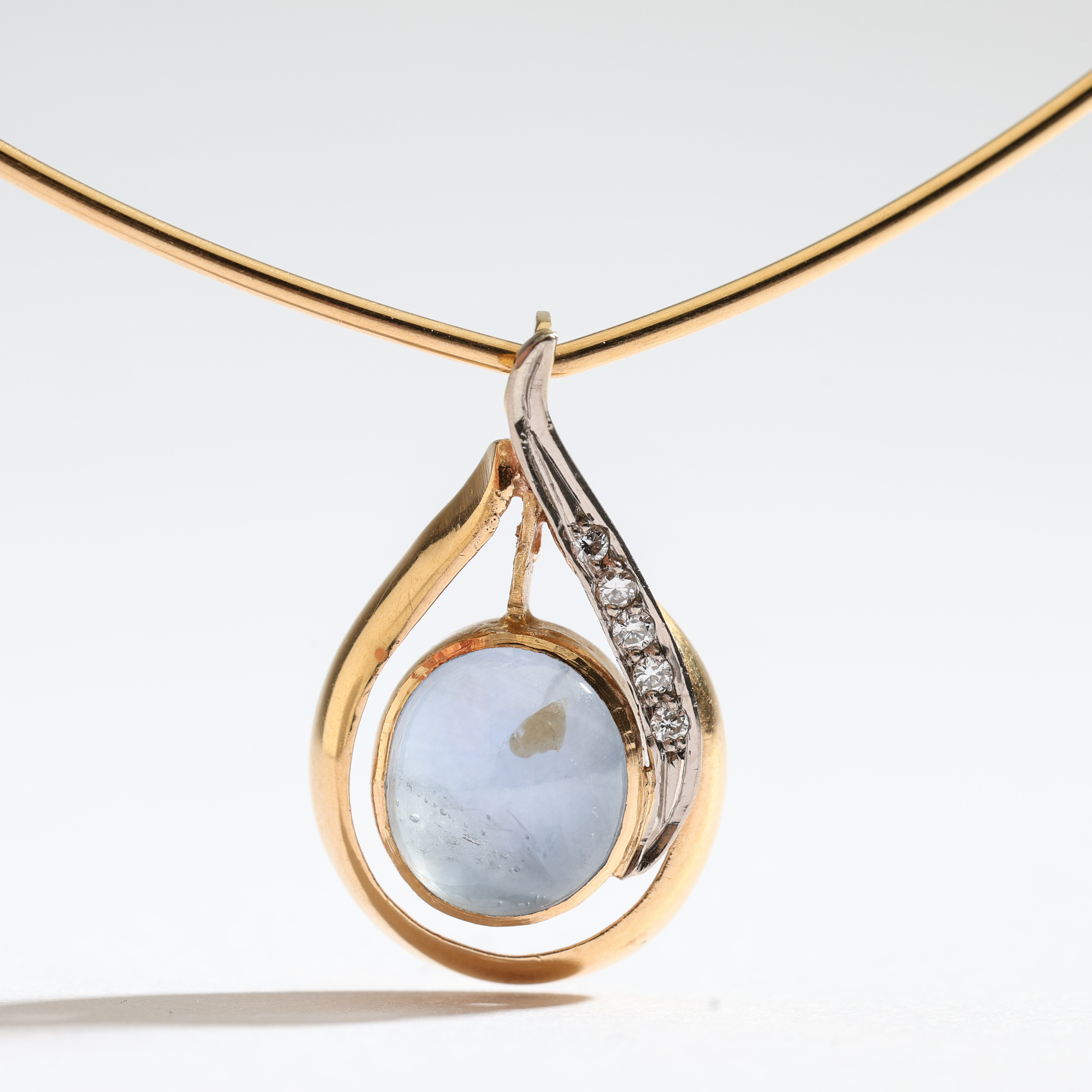 HALSRING MED HÄNGE, 18K guld, Cronsioe AB Juvelerare, Eslöv 1978.