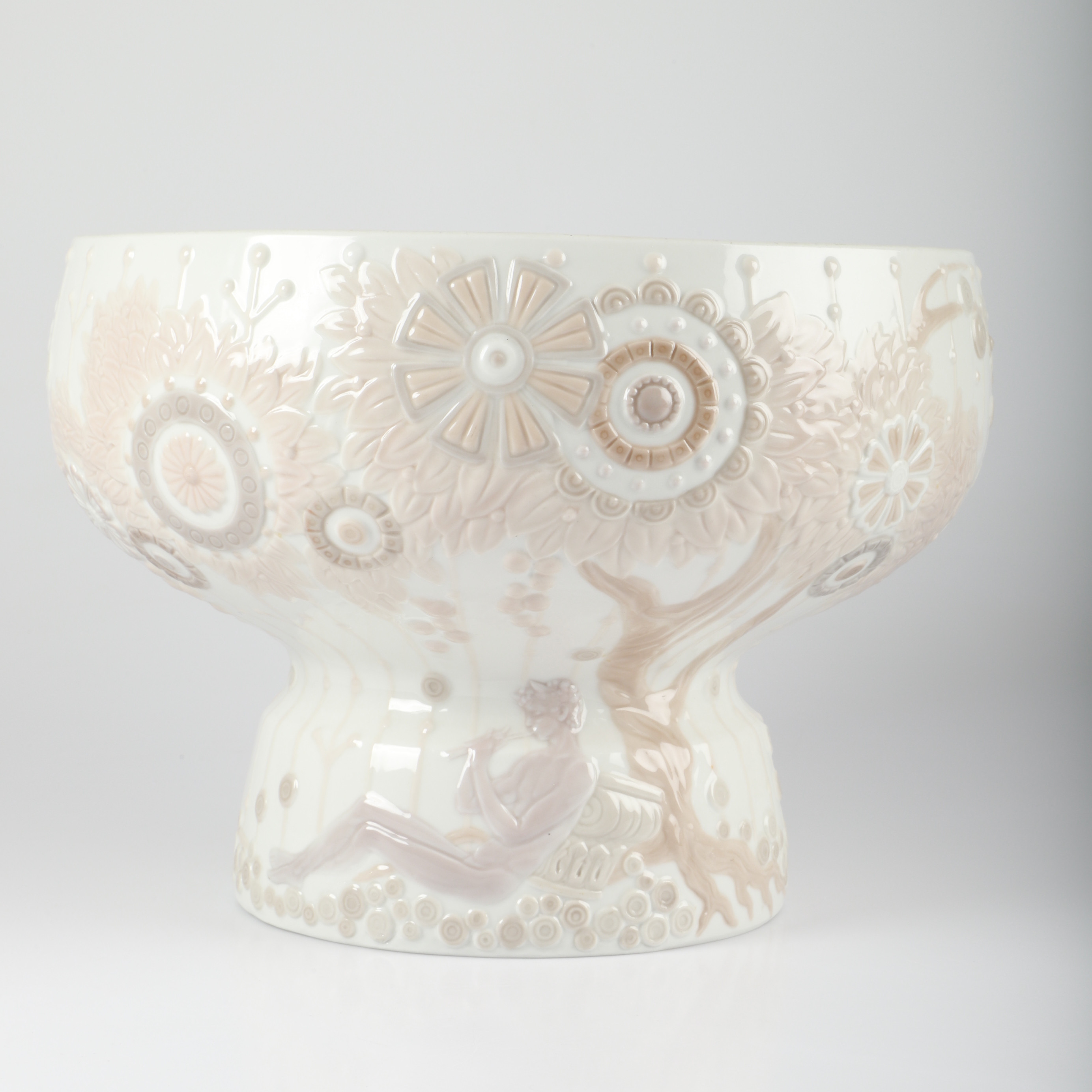 JULIO FERNANDEZ. Skål på fot, "Frutero Decorado Pastoral/Pastoral Skål", porslin, Lladro, Spanien, 1971-75.