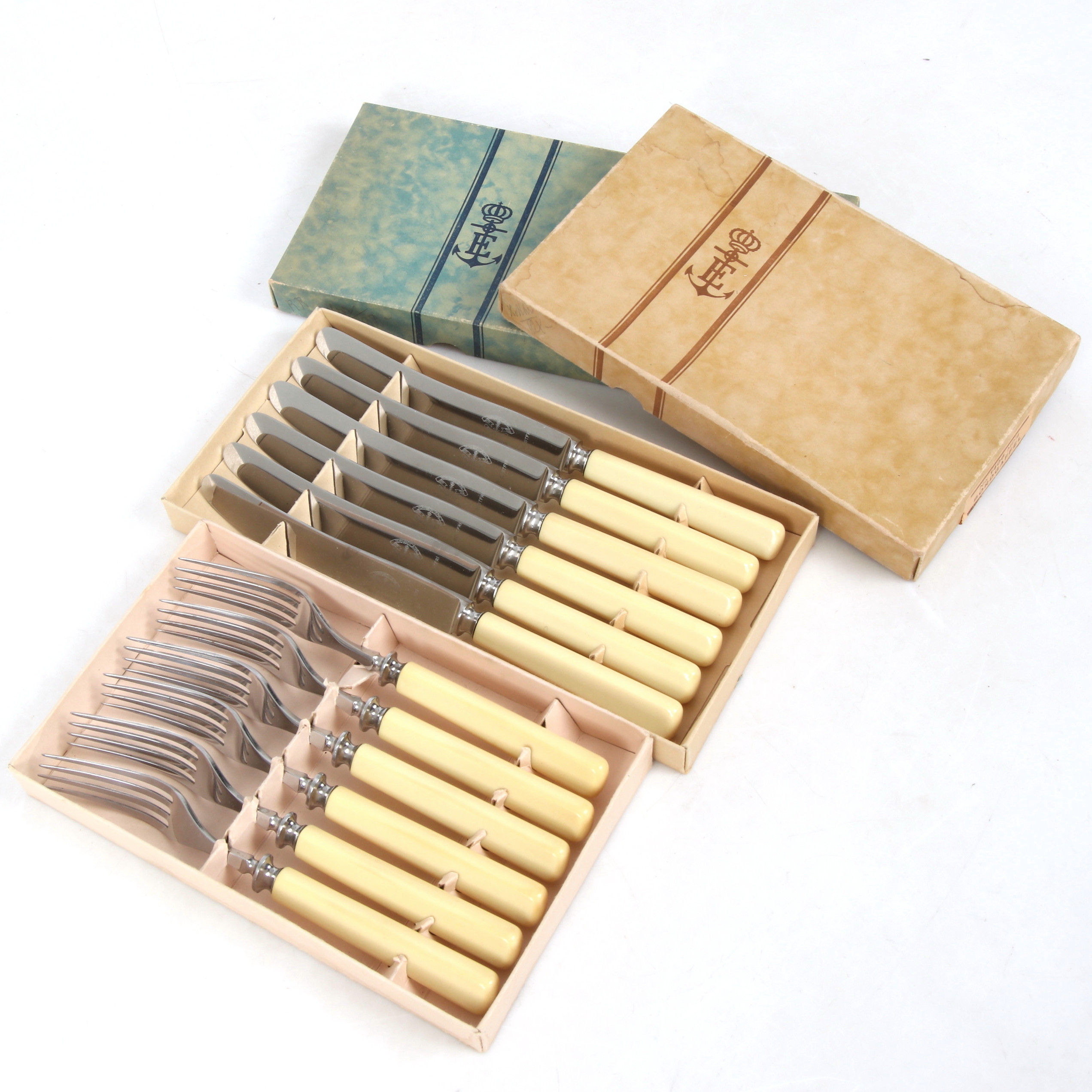 BESTICK, 12 delar, knivar och gafflar, bakelit, rostfritt stål. Jernbolaget Eskilstuna. 1900-talets första hälft.