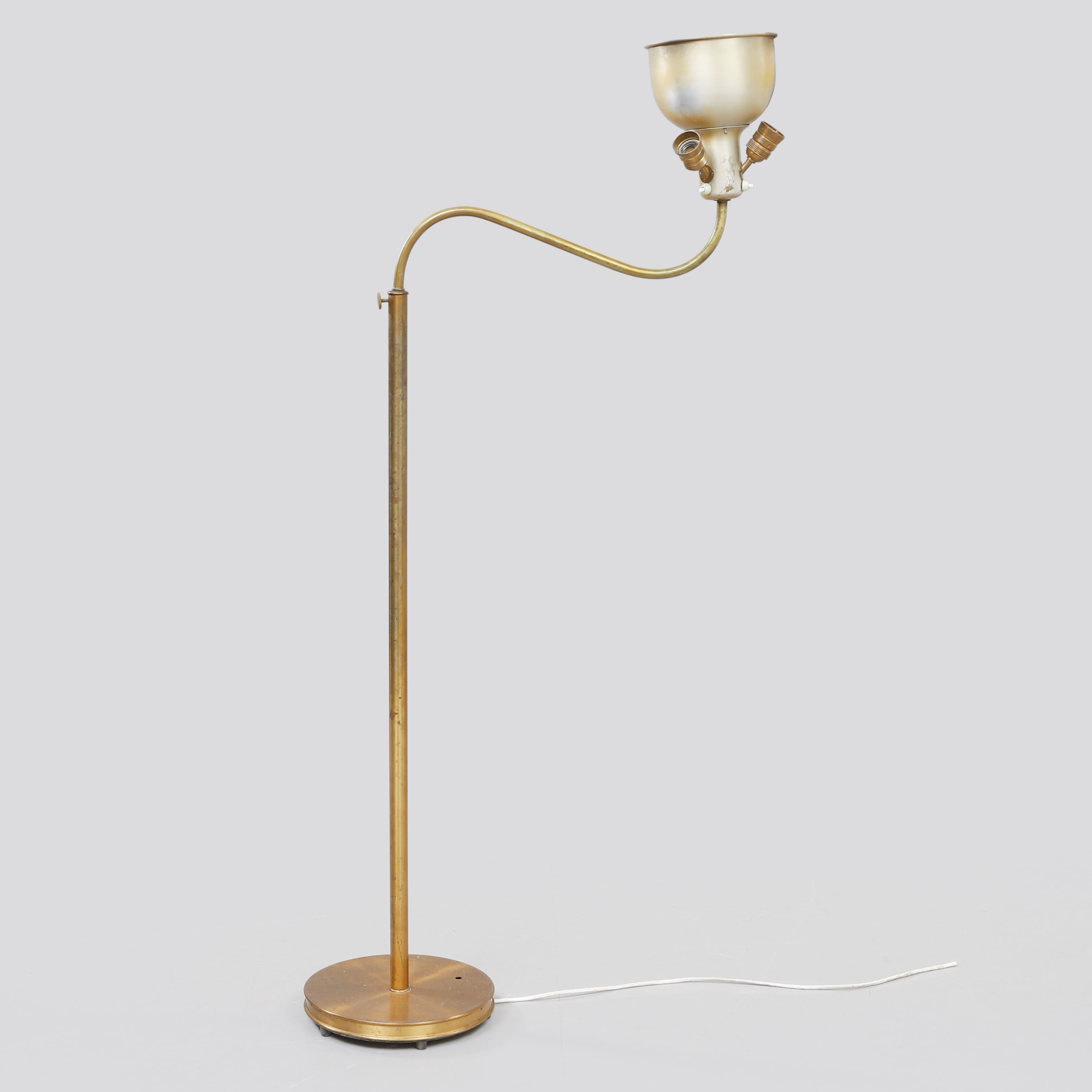 JOSEF FRANK. Golvlampa, modell 2368/"Stora kamelen" för Firma Svenskt Tenn.