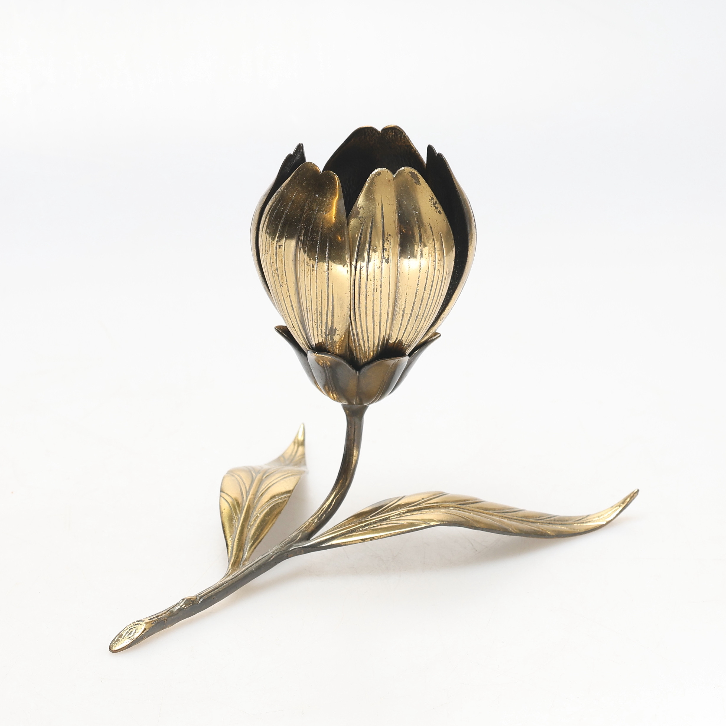 KUVERTASKFAT. Form av lotusblomma, mässing, 1950/60-tal, Svenskt Tenn.