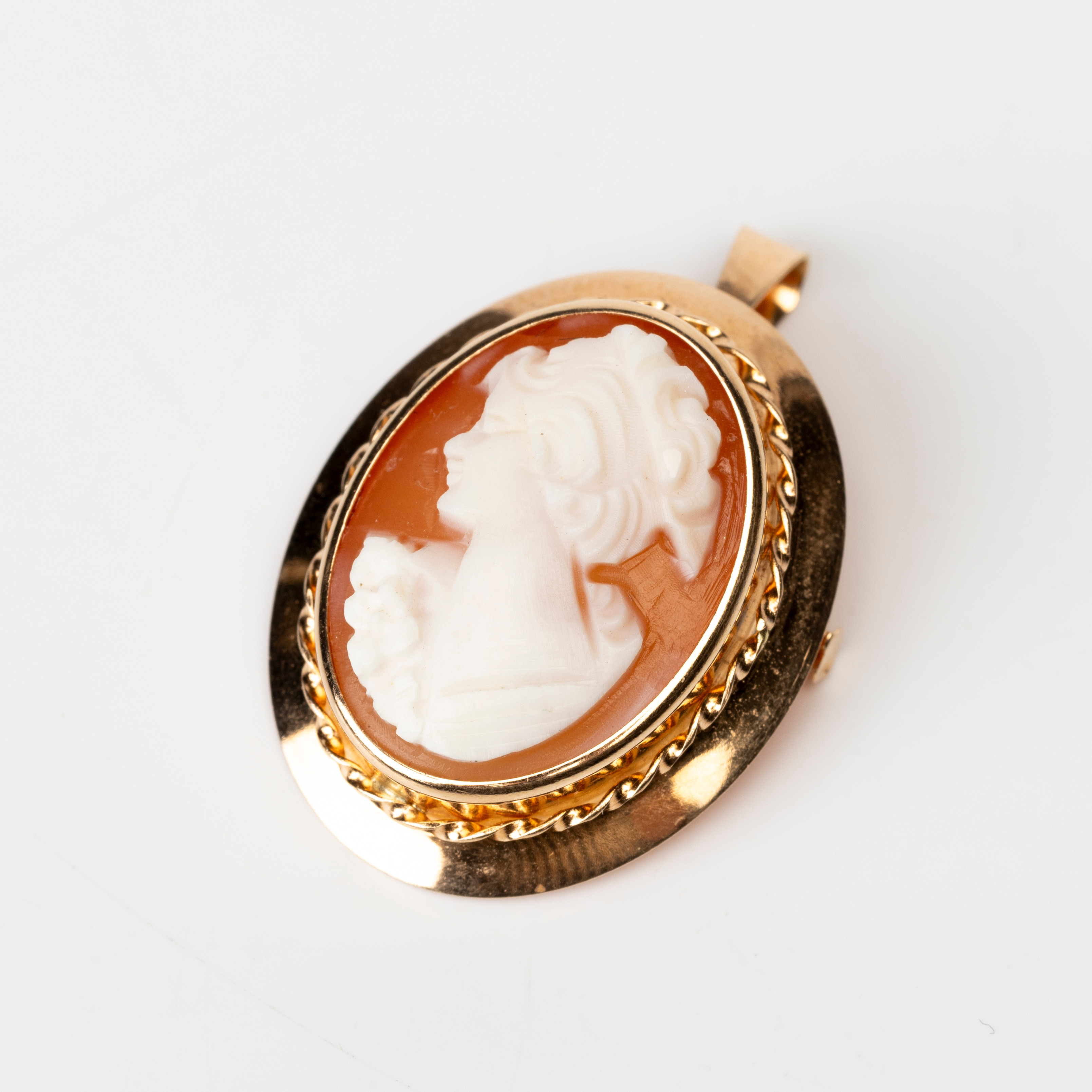 HÄNGE/BROSCH, kamé, 18K guld, märkt SGP.