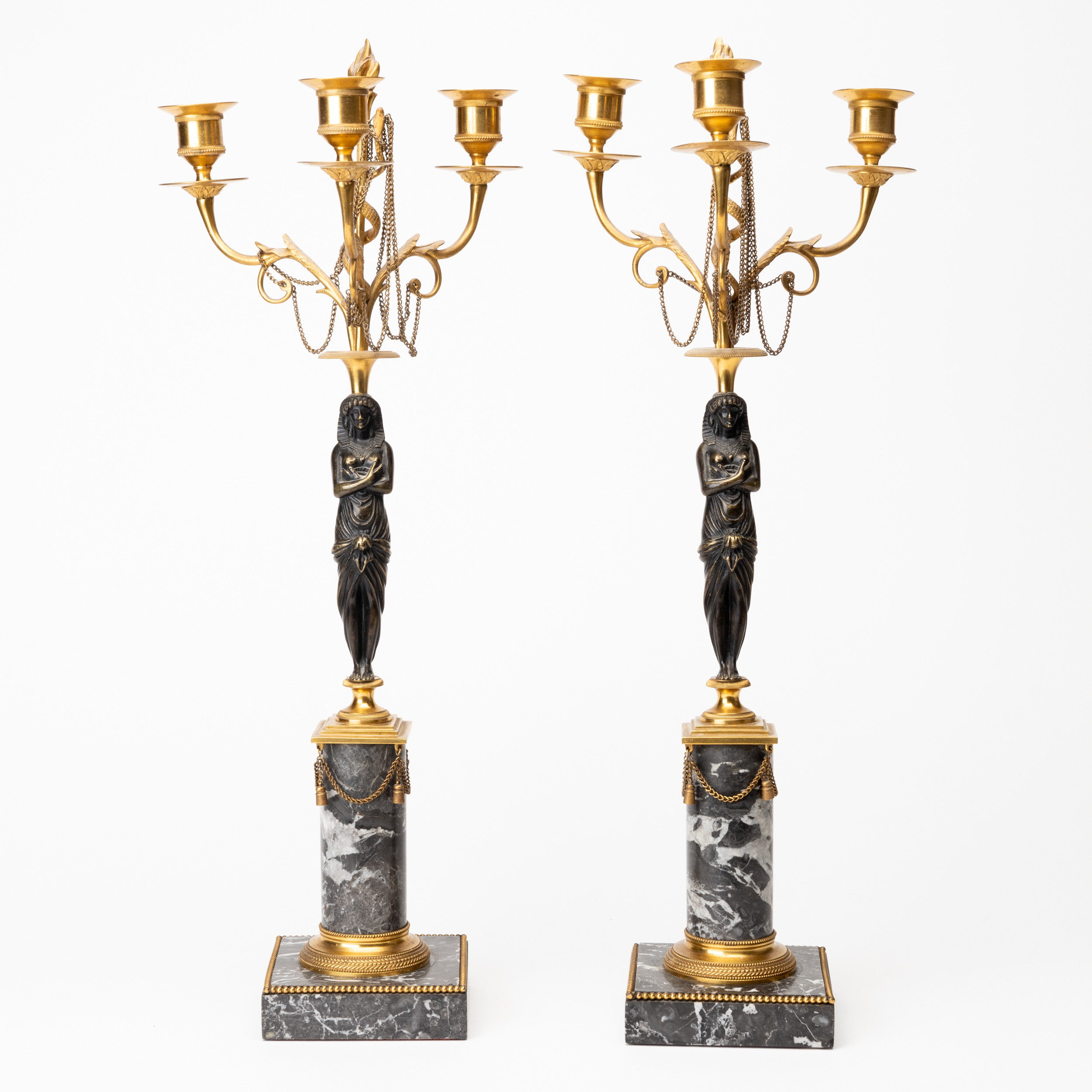KANDELABRAR, ett par, sengustaviansk stil, brons, marmor, 1900-talets första hälft.