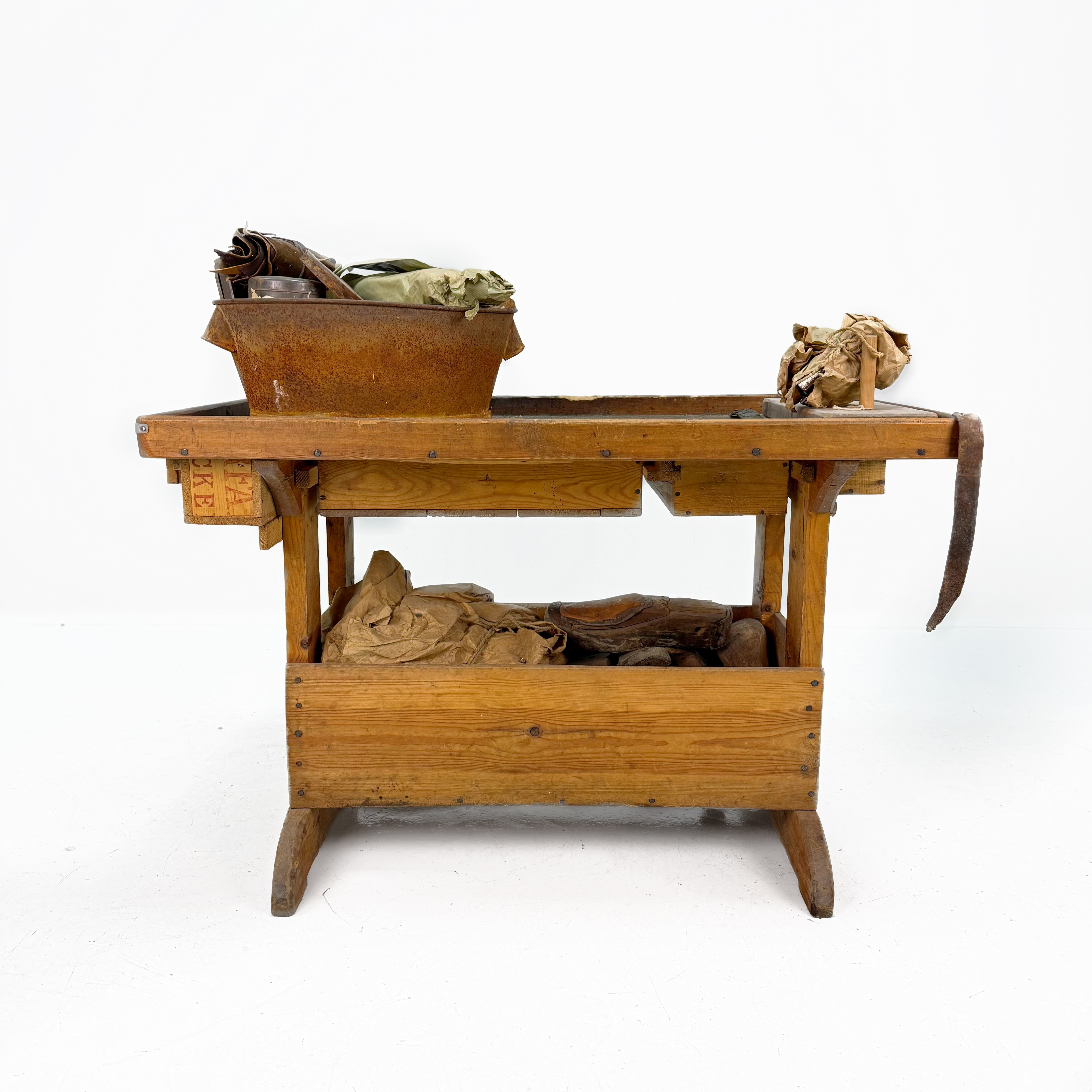 SKOMAKARBÄNK - Furu allmoge, 1800-talets mitt, skomakarläster mm.