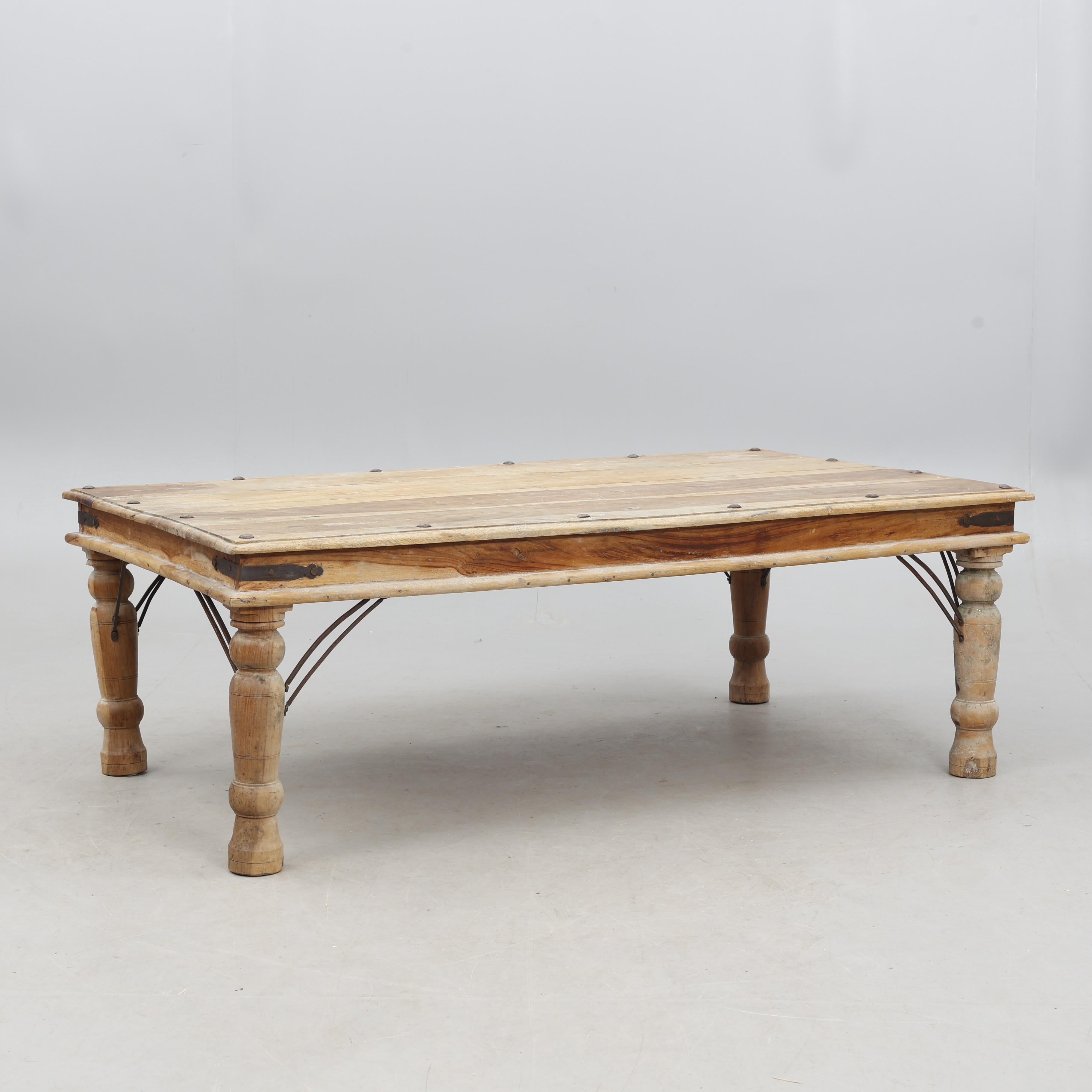 SOFFBORD, rustikt ,orientaliskt / indiskt med metallbeslag.