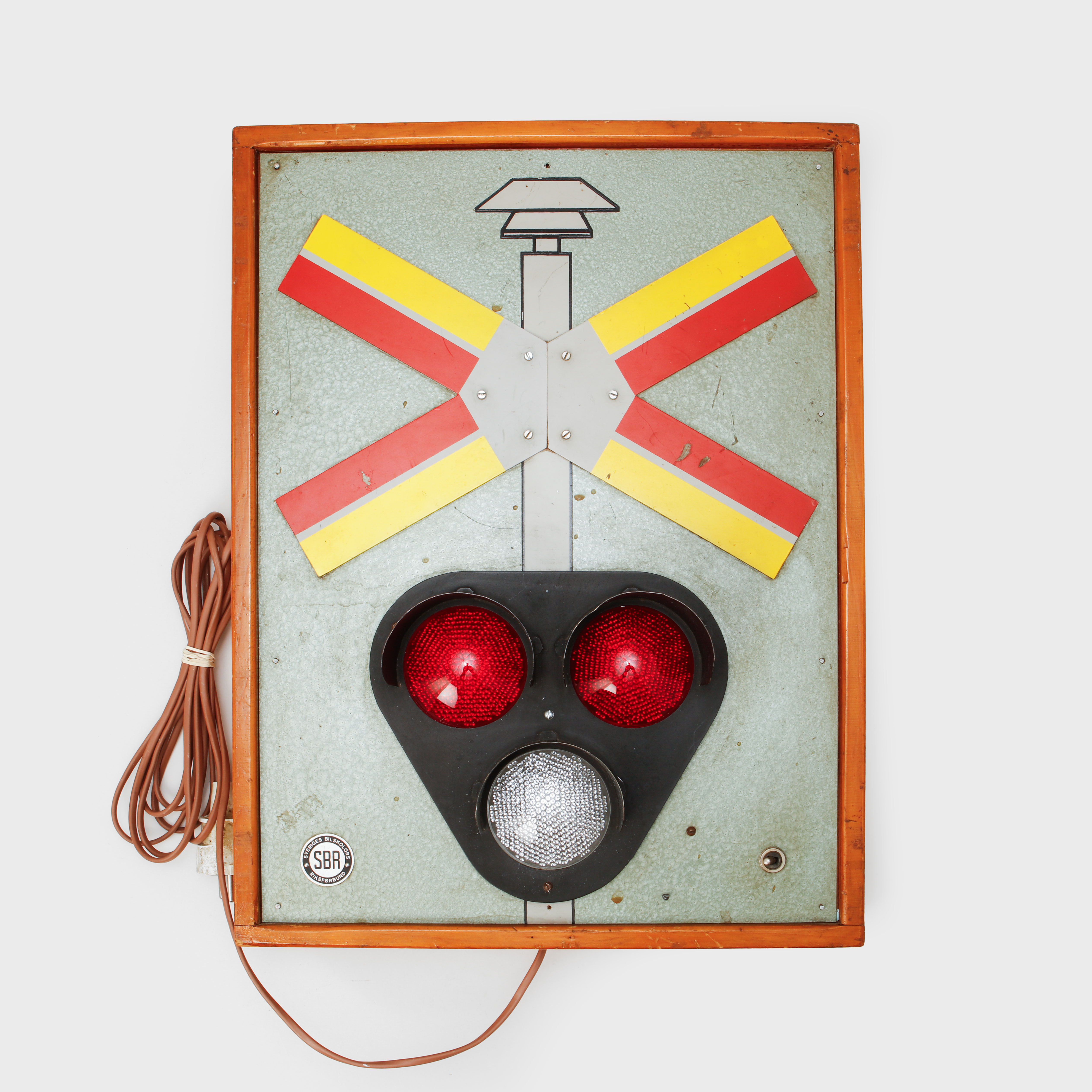 BILSKOLEUTRUSTNING, trafiksignal för järnvägsövergång. Sveriges bilskolors riksförbund.
