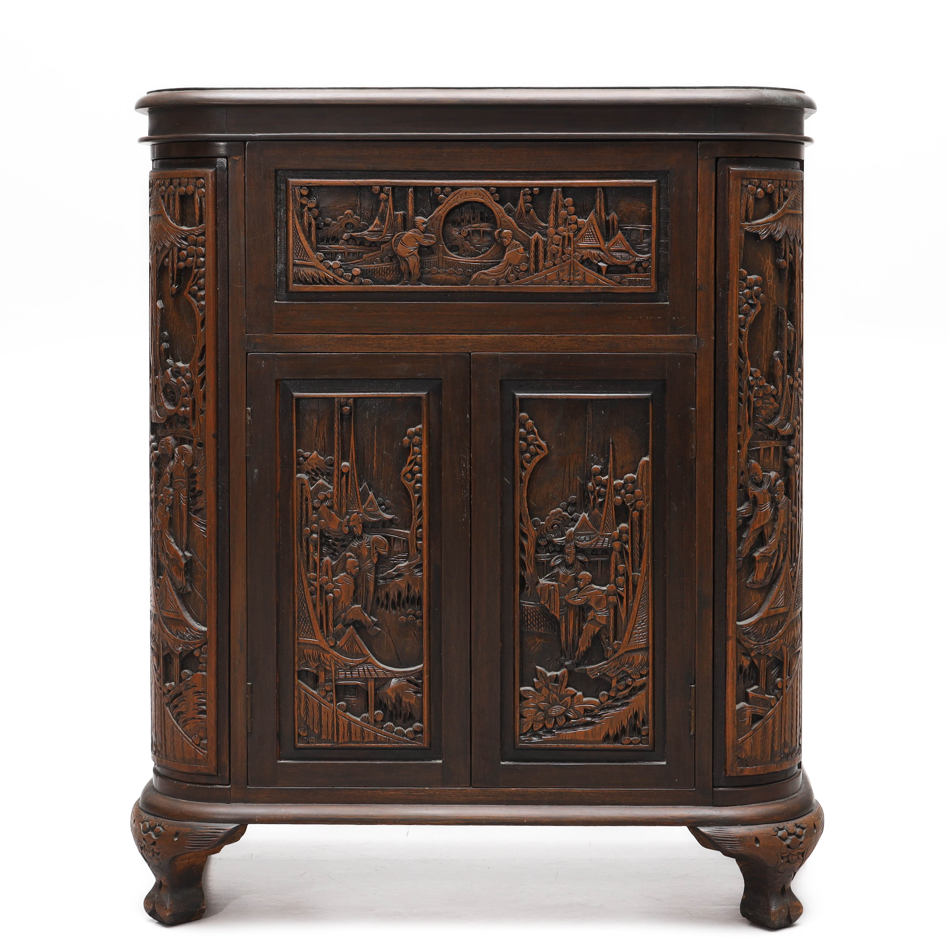 BARSKÅP, skuret trä, dekorerat med figurscener, orientalisk stil, 1900-tal.
