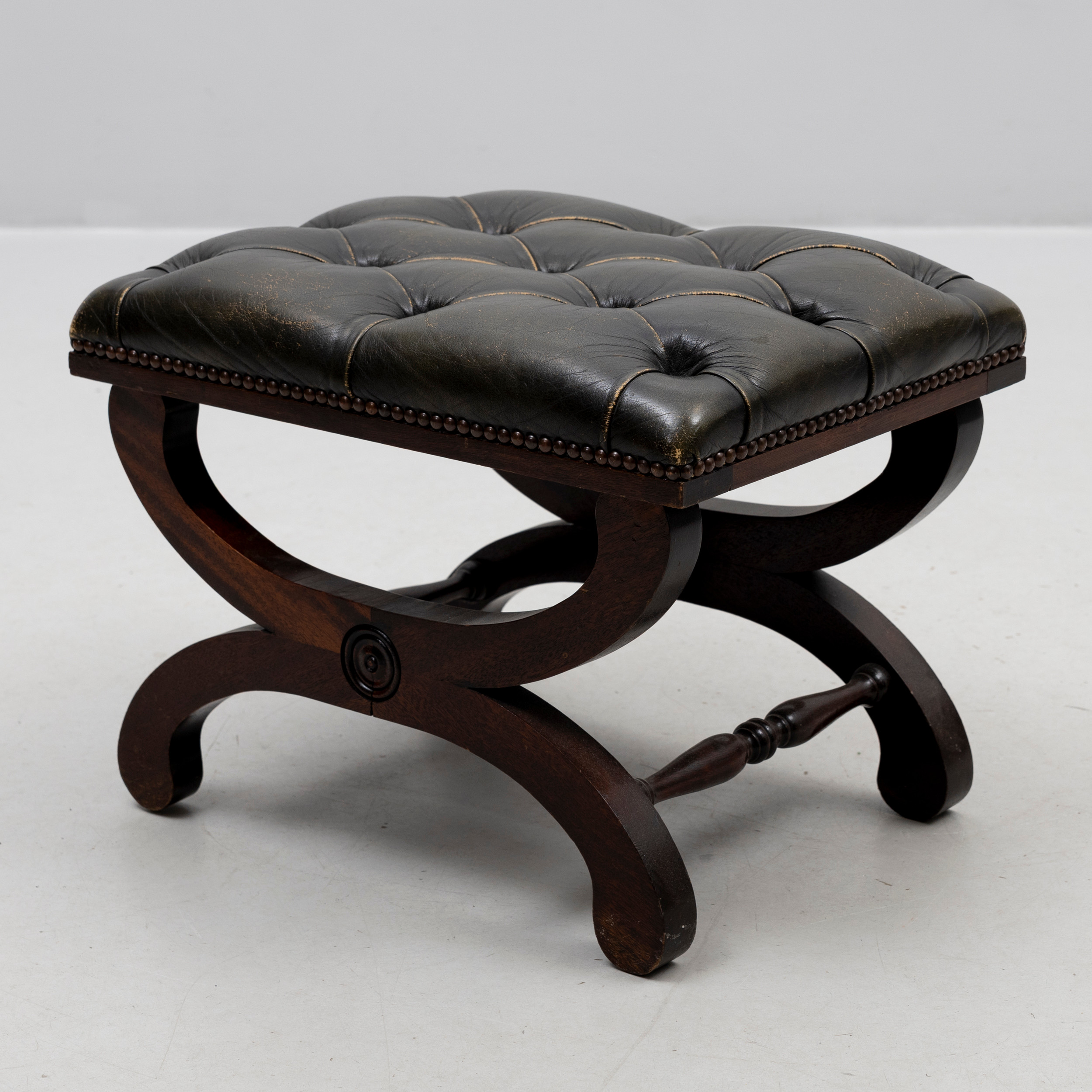 TABURETT, England, stoppad och skinnklädd sits, 1900-talets slit.