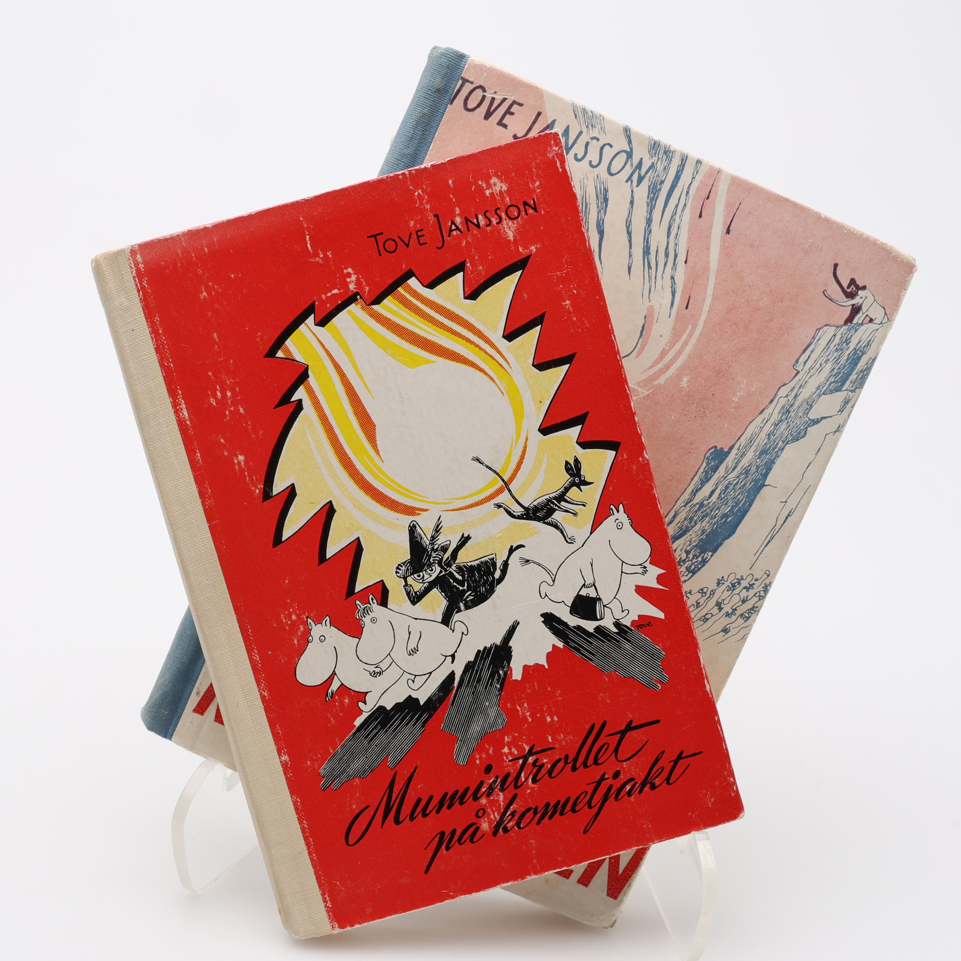MUMINTROLLEN. FÖRSTA SVENSKA UPPLAGORNA AV TOVE JANSSONS KOMETJAKTEN 1947 OCH MUMINTROLLET PÅ KOMETJAKT 1956.