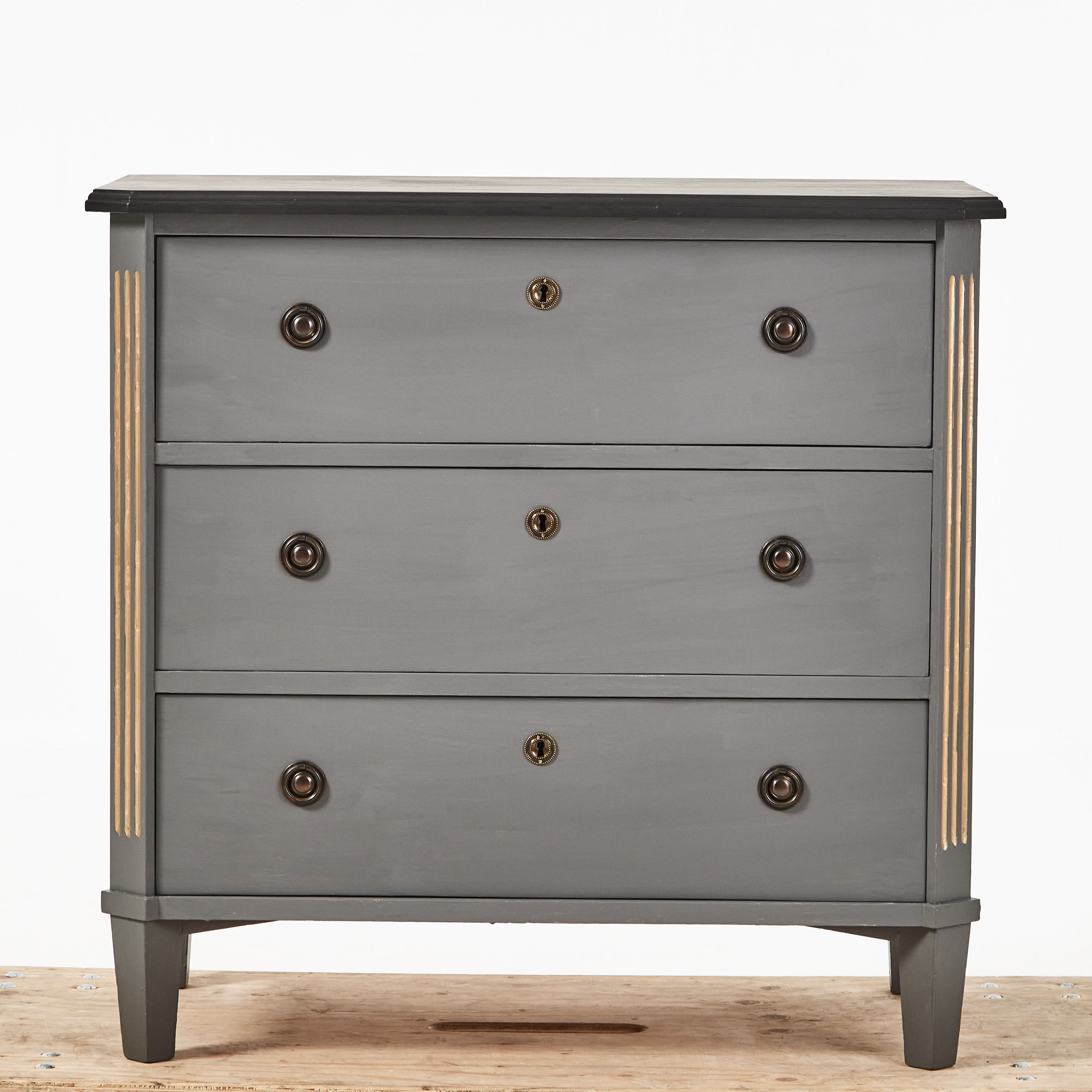 BYRÅ, 1900-talets mitt, sengustaviansk stil, bemålad, beslag i patinerad mässing.