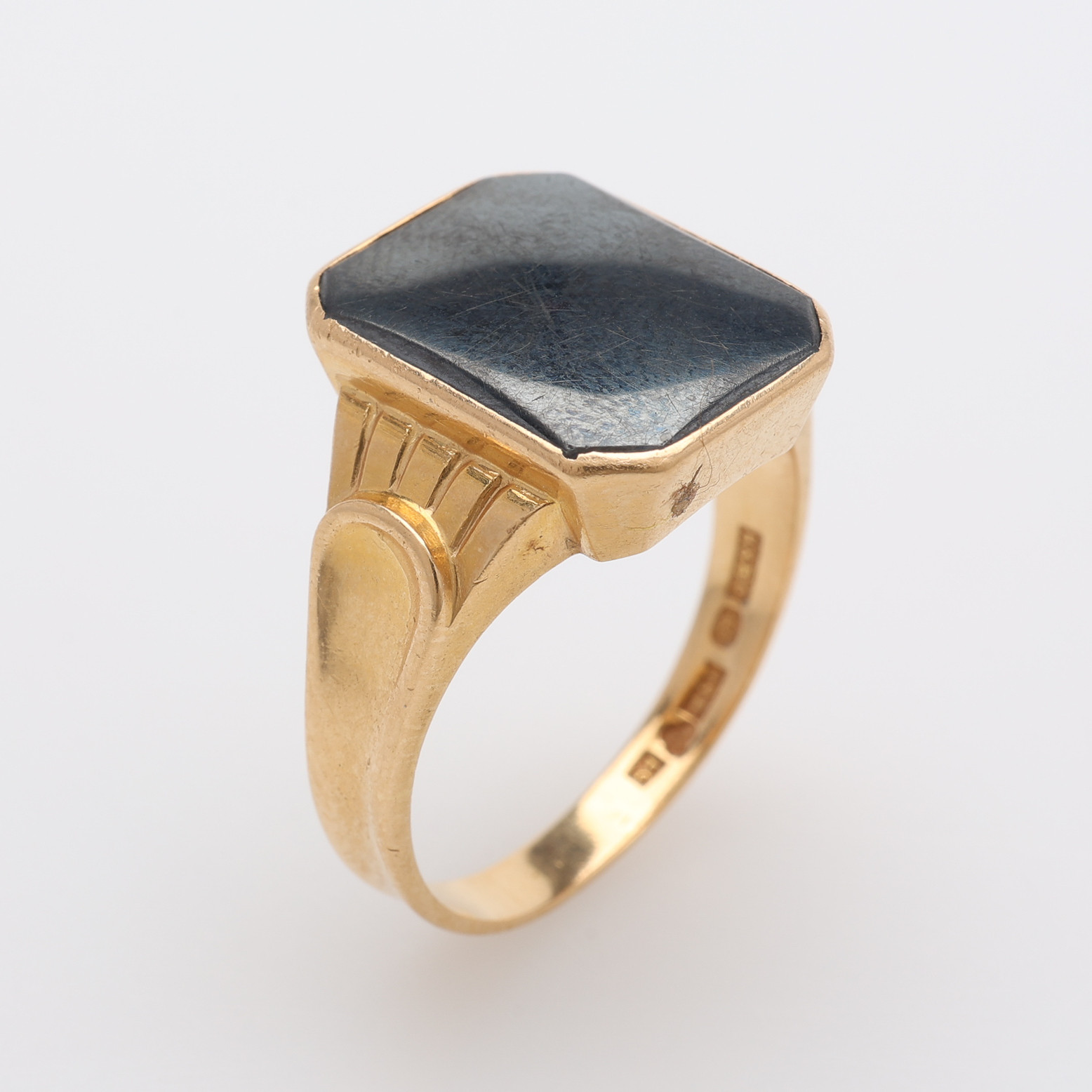 KLACKRING, 18K GULD & PLANSLIPAD HEMATIT, CESON, GÖTEBORG, 1956, TOTALT Ca. 6,8 g.