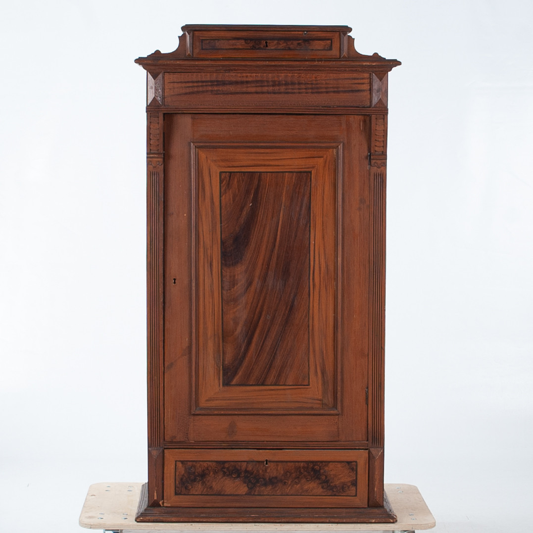 KLÄDSKÅP, Nyrenässans, 1800-talets senare del.