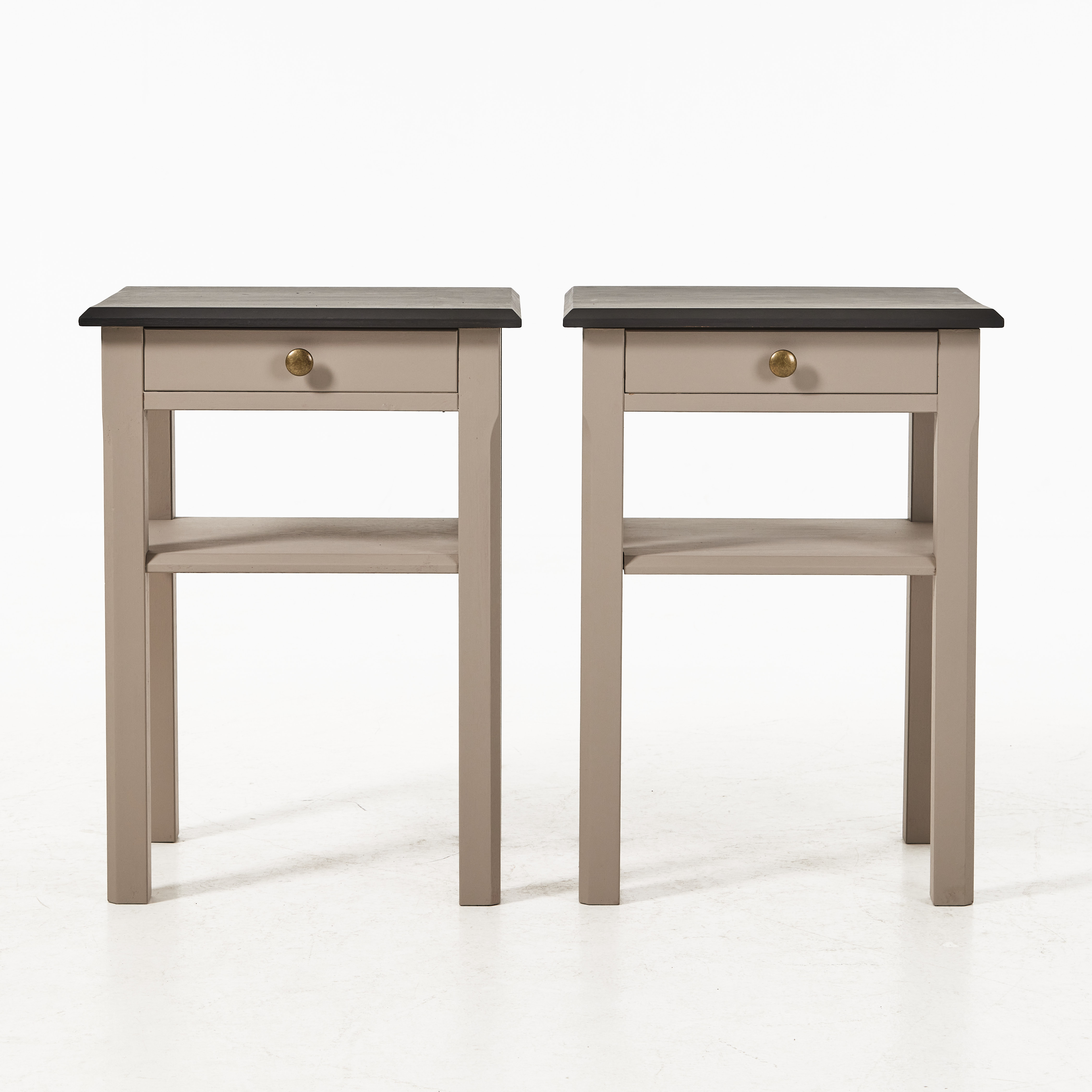 NATTDUKSBORD, 1 par, 1900-talets slut, bemålade, med låda, dragknopp i mässing.