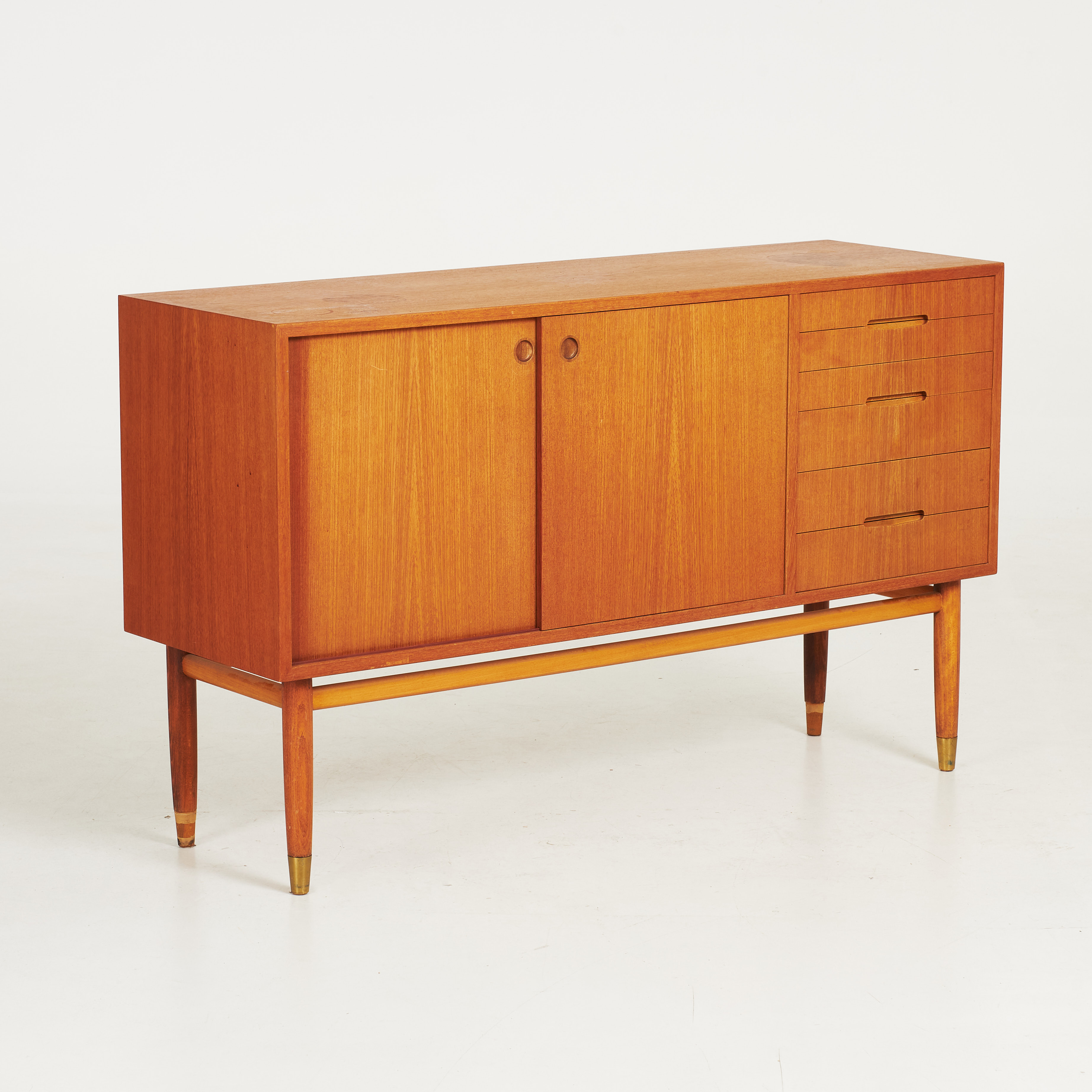 SIDEBOARD, 1960-tal, teak, skjutdörrar samt 6 lådor, mässingskodda fotavslut.