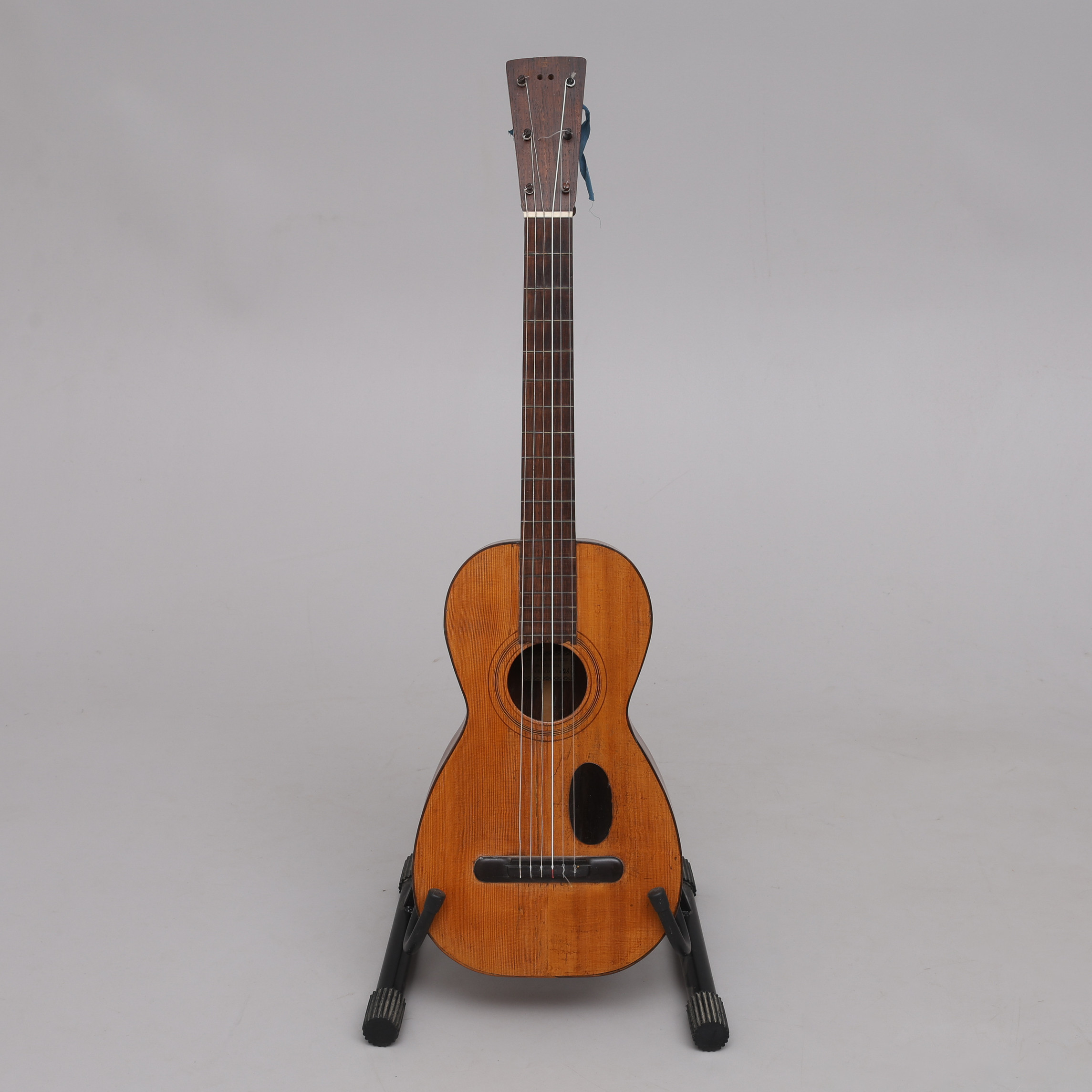 EN ANTIK KLASSISK SPANSK GITARR, ETIKETTMÄRKT JOSÉ MARTINEZ, MALAGA 1825./A CLASSICAL ANTIQUE SPANISH GUITAR, LABELED JOSÉ MARTINEZ, MALAGA 1825.