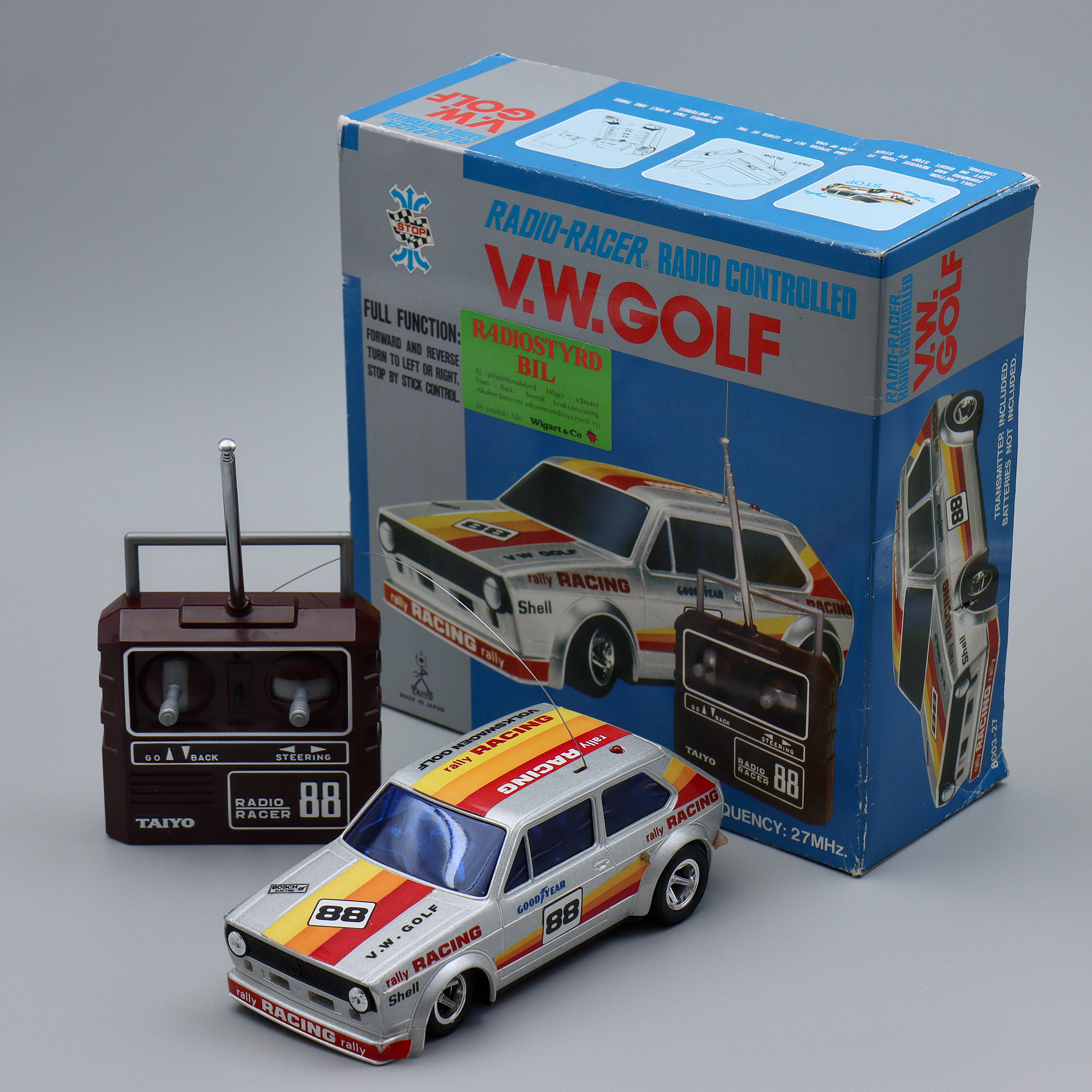 RADIOSTYRD BIL, TAIYO JAPAN, MODELL "RADIO-RACER VOLKSWAGEN GOLF", 1980-TAL.