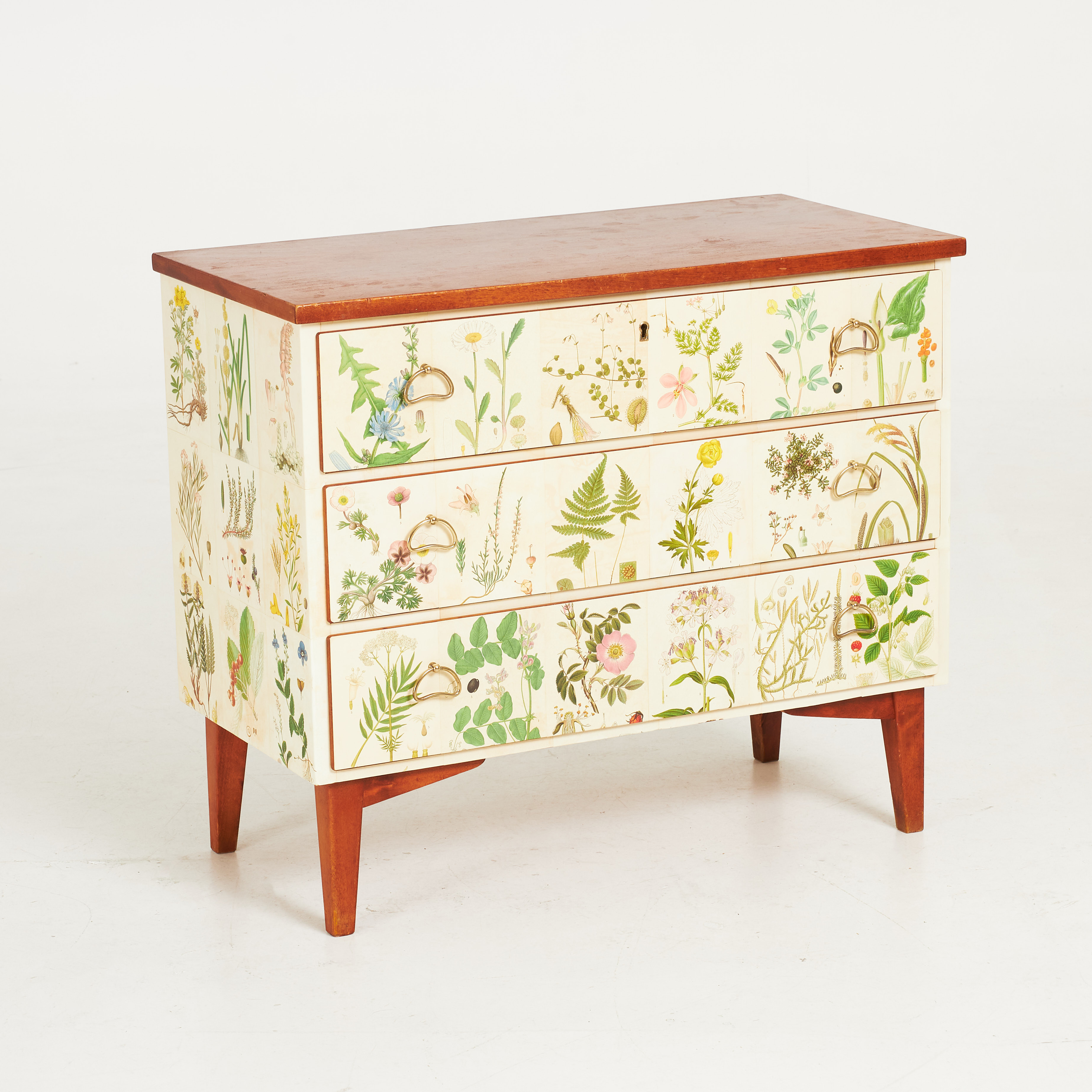 BYRÅ, omkring 1900-talets mitt, teakfanér, senare tapetserad med planscher med Nordens Flora.