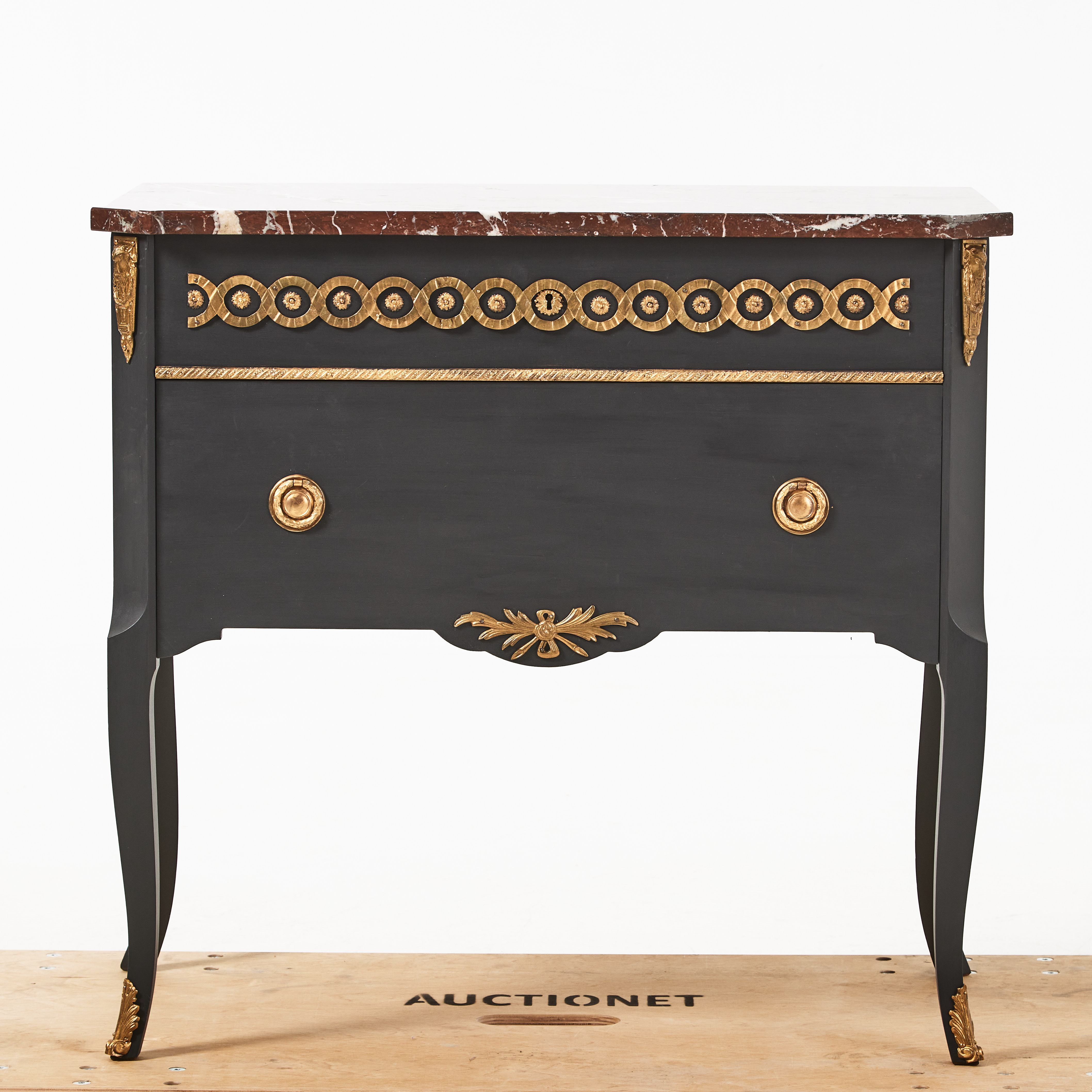 BYRÅ, Louis XVI-stil, bemålad med bronserade beslag, skiva av marmor.