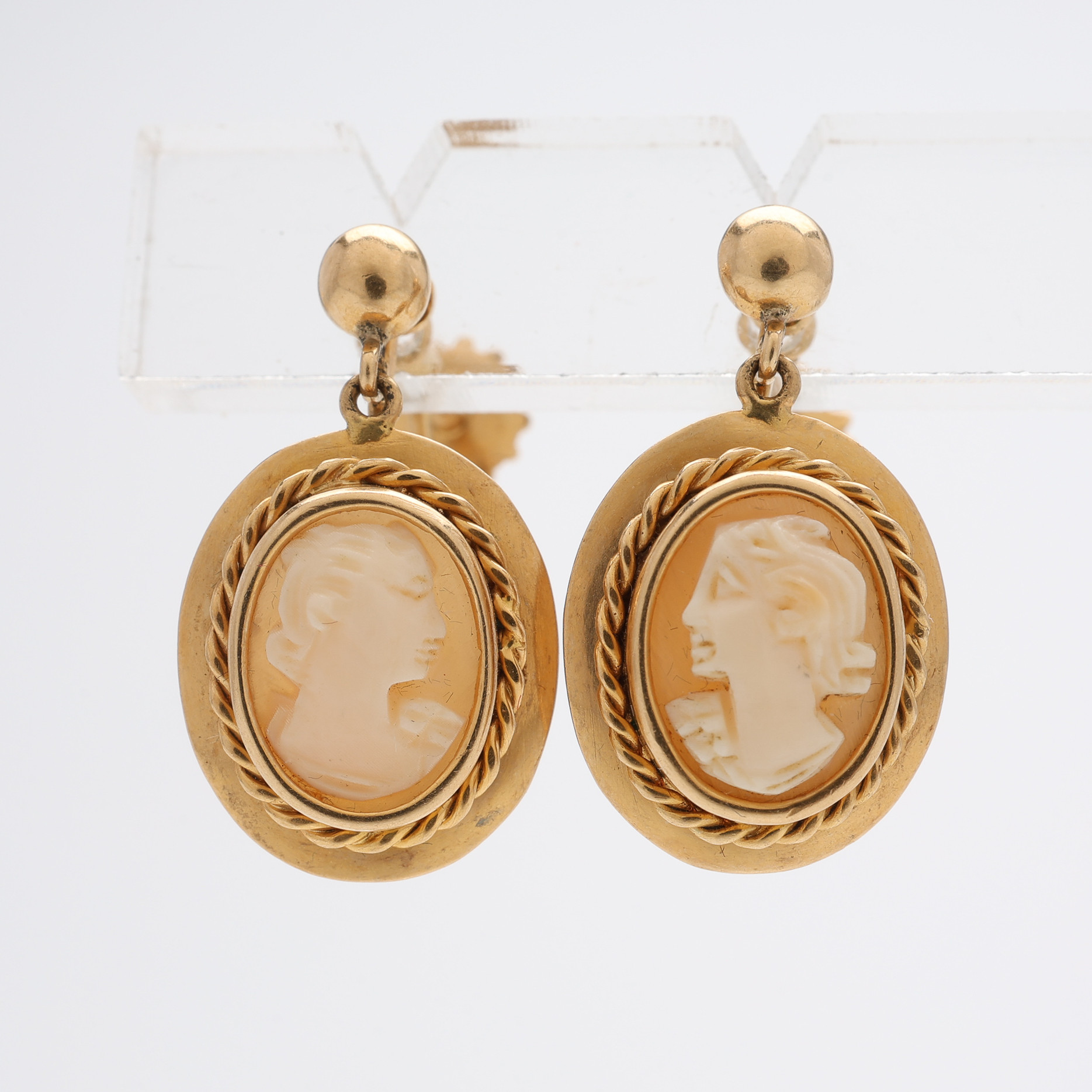 ÖRHÄNGEN, ETT PAR, 18K GULD & SNÄCKKAMÉ PÅ KARNEOL, JUVELFABRIKEN, STOCKHOLM, 1947, TOTALT Ca. 4,9 g.