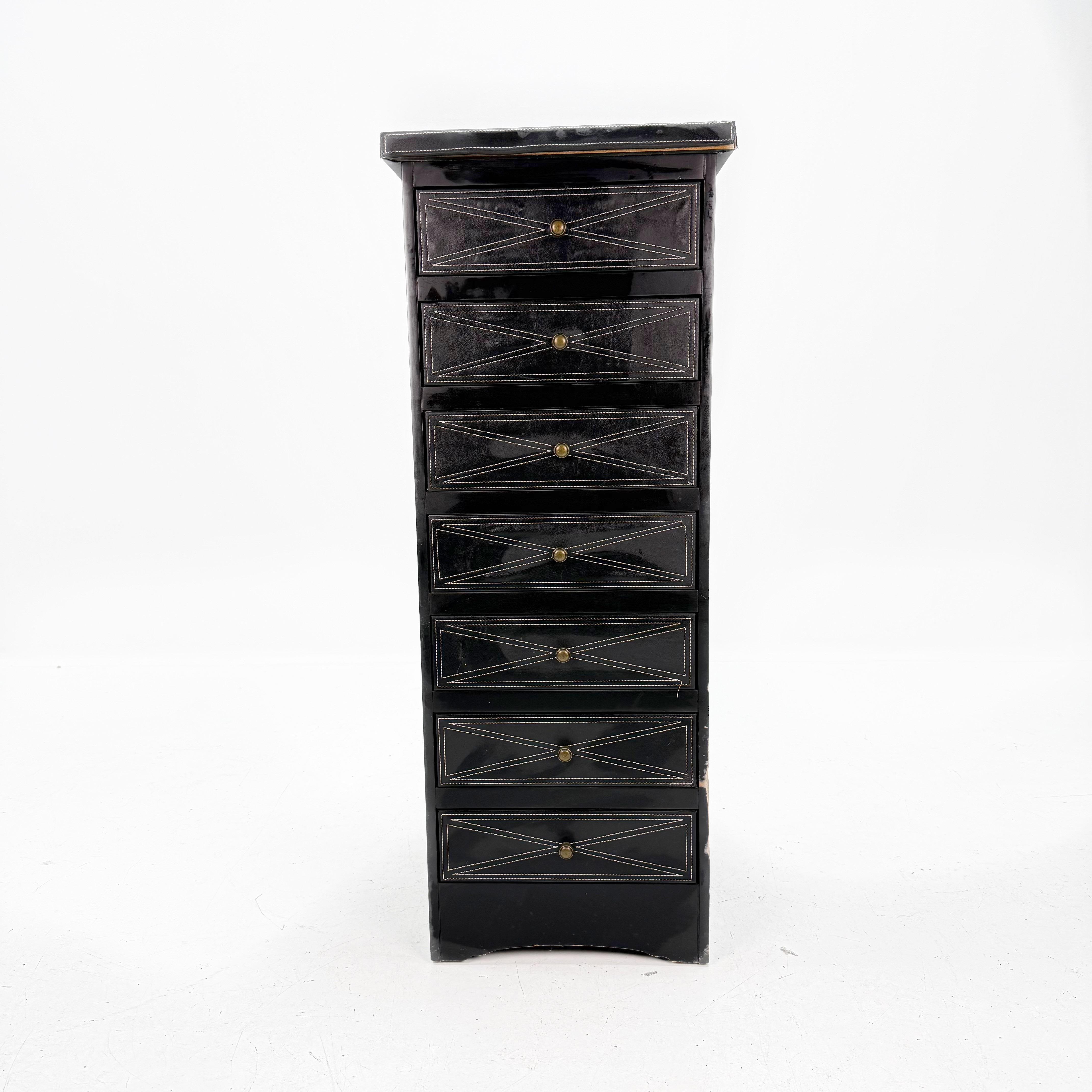 BYRÅ - läderklädd.